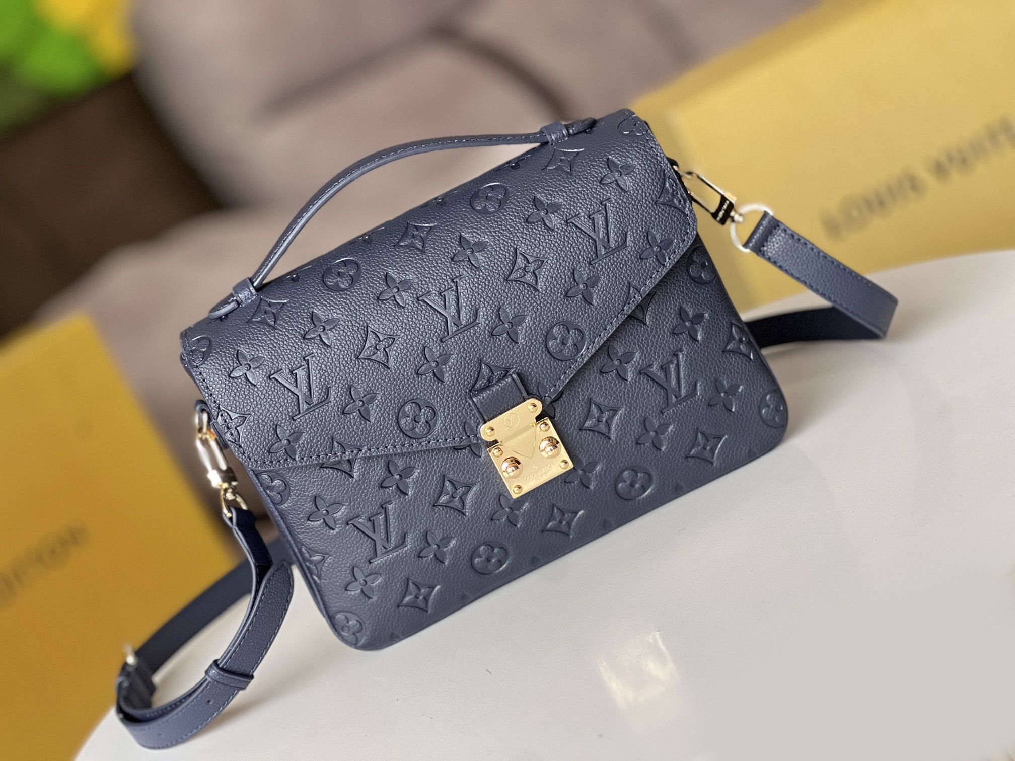 NO:200875,The detailed development details of the original hardware [Metis Postman Bag] Model M47142 Dark Blue Its top-level latest version is shipped. The three-dimensional shape and exquisite interior design make the handbag hold all daily necessities. The Monogram Empreinte leather adds an elegant feeling to it. Small size. It has multiple practical pockets and compartments. The original vacuum nano-plating technology special S-shaped steel locks, the quality is as shown in the picture. You can feel it at will. You can enter and exit the counter. Size: 25 x 19 x 9cm., LV [top original order], louis vuitton19860909对版开发细节完美原单五金【Metis邮差包】型号M47142深蓝其市场顶级最新版本出货 富有立体感的造型与精巧的内部设计令该手袋可装纳所有日常必备用品而Monogram Empreinte皮革则为其添一份雅致之感 尺寸小巧 拥有多个实用的口袋和隔层 原厂真空纳米电镀技术的特制S型钢锁扣,品质如图随意感受 任意出入专柜 尺寸:25 x 19 x 9cm.,LV【顶级原单】,louis vuitton,Bag