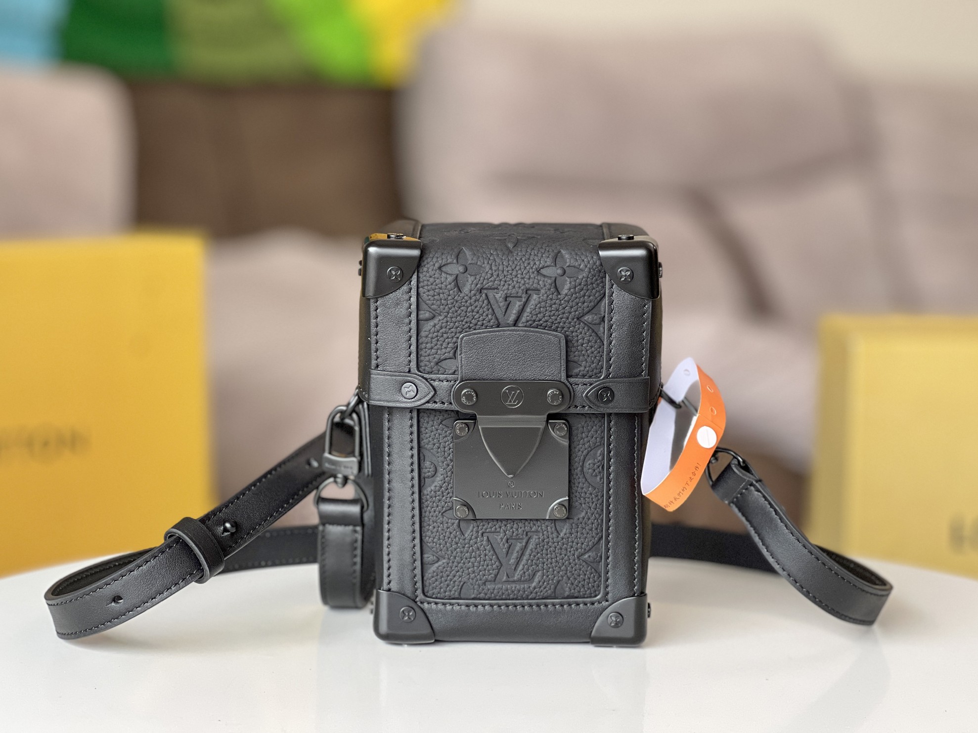 NO:204881,[Top original single-variable chip] Upgraded version exclusive high-definition real-photo model M82070 embossed camera bag Black embossed Vertical Trunk mini handbag Original Taurillon leather imprint classic Monogram pattern, magnetic buckle flap for safe storage, removable and adjustable shoulder strap for easy shoulder back. size10.7x17.5x6.8cm, LV [Top original single], louis vuitton19860909【顶级原单变码芯片】升级版独家高清实拍型号M82070压花相机包 黑压花Vertical Trunk 迷你手袋 原厂Taurillon 皮革压印经典 Monogram 图案,磁扣翻盖实现稳妥收纳,可拆卸并调节的肩带便于肩背. size10.7x17.5x6.8cm,LV【顶级原单】,louis vuitton,Bag