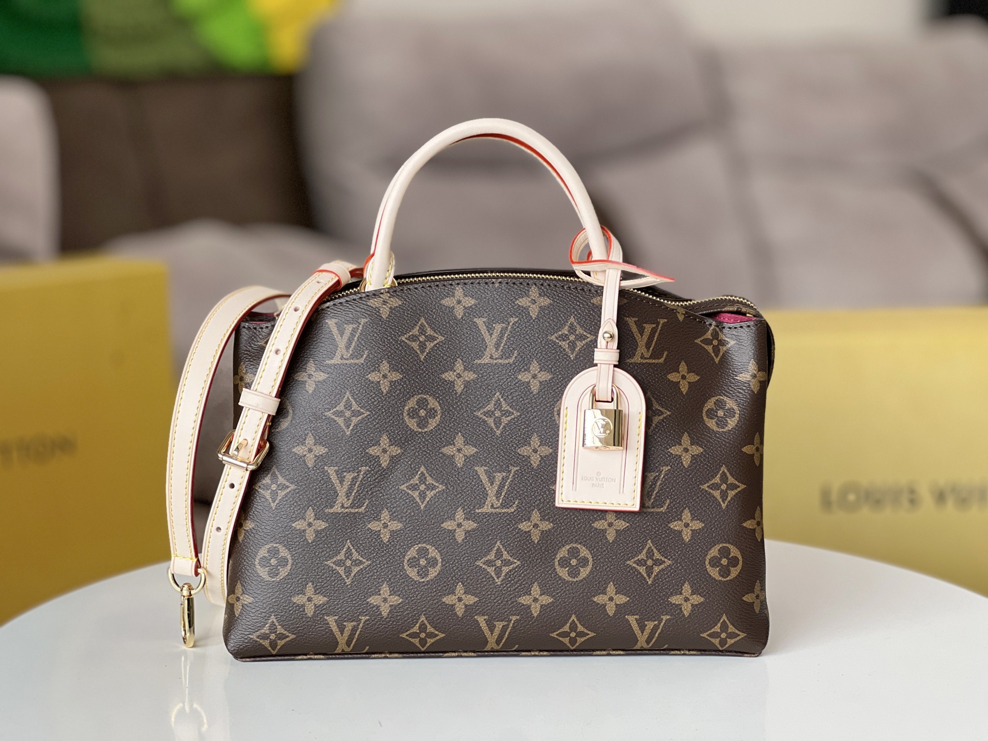 NO:201080,Original single small, M45900 Petit Palais handbag is Monogram pattern, and elegantly greets the brand's travel tradition with leather brand and padlock. It is paired with top handle and removable and adjustable shoulder straps for a comfortable hand-held or shoulder-back experience. Monogram coated canvas, calfskin trim, fabric lining, compartment, including a central zipper bag, an inner patch pocket, a removable shoulder strap! ! Model: Size: 29x18x12.5CM, LV [top original list], alaia, louis vuitton, cowhide19860909原单小号,M45900 Petit Palais 手袋为Monogram 图案,再以皮革名牌和挂锁优雅致意品牌旅行传统,搭配顶部手柄和可拆卸并调节的肩带,实现舒适手提或肩背体验.Monogram 涂层帆布一小牛皮饰边一织物内衬一隔层,包含中央拉链袋一内贴袋一可拆卸,可调节肩带！！型號:尺寸:29x18x12.5CM,LV【顶级原单】,alaia,louis vuitton,cowhide,Bag