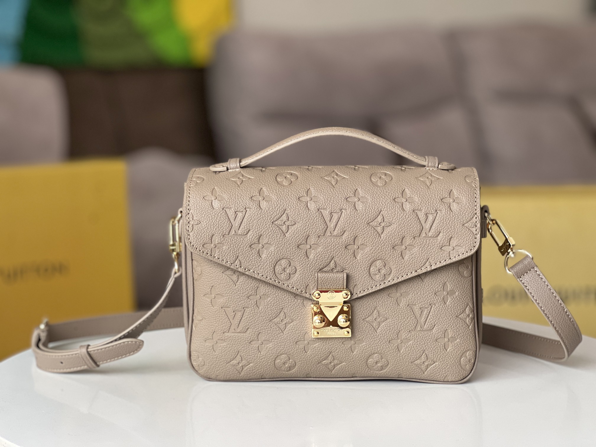 NO:200897,The detailed development details of the original hardware [Metis Postman Bag] model M44881 khaki Its top-level latest version is shipped. The three-dimensional shape and exquisite interior design make the handbag hold all daily necessities. The Monogram Empreinte leather adds an elegant feeling. Small size. It has multiple practical pockets and compartments. The original vacuum nano-plating technology special S-shaped steel locks. The quality is as shown in the picture. You can feel it at will. You can enter and exit the counter. Size: 25 x 19 x 9cm., LV [top original order], louis vuitton19860909对版开发细节完美原单五金【Metis邮差包】型号 M44881卡其色 其市场顶级最新版本出货 富有立体感的造型与精巧的内部设计令该手袋可装纳所有日常必备用品而Monogram Empreinte皮革则为其添一份雅致之感 尺寸小巧 拥有多个实用的口袋和隔层 原厂真空纳米电镀技术的特制S型钢锁扣,品质如图随意感受 任意出入专柜 尺寸:25 x 19 x 9cm.,LV【顶级原单】,louis vuitton,Bag