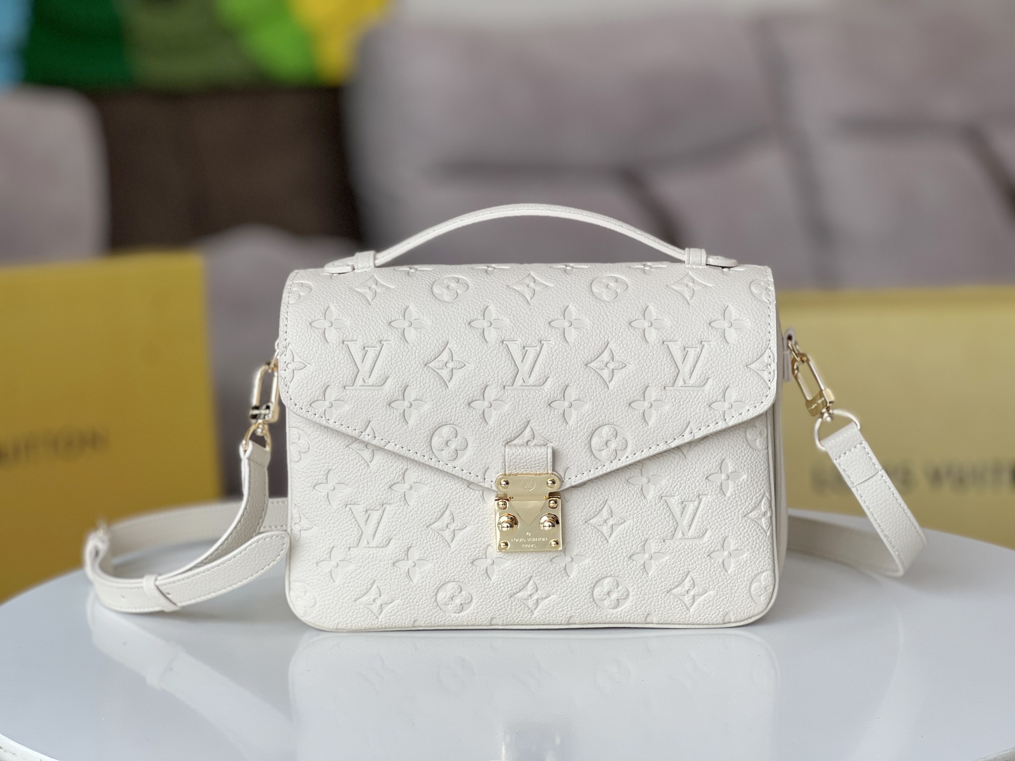 NO:200901,The development details of the version are perfect original hardware [Metis Postman Bag] M46552 white embossed, its top-level latest version of the market is shipped. The three-dimensional shape and exquisite interior design make the handbag hold all daily necessities. The Monogram Empreinte leather adds an elegant feeling. Small size. It has multiple practical pockets and compartments. The original vacuum nano-plating technology special S-shaped steel locks, the quality is as shown in the picture. You can feel it at will. You can enter and exit the counter. Size: 25 x 19 x 9cm., LV [top original order], louis vuitton19860909对版开发细节完美原单五金【Metis邮差包】M46552白色压花其市场顶级最新版本出货 富有立体感的造型与精巧的内部设计令该手袋可装纳所有日常必备用品而Monogram Empreinte皮革则为其添一份雅致之感 尺寸小巧 拥有多个实用的口袋和隔层 原厂真空纳米电镀技术的特制S型钢锁扣,品质如图随意感受 任意出入专柜 尺寸:25 x 19 x 9cm.,LV【顶级原单】,louis vuitton,Bag