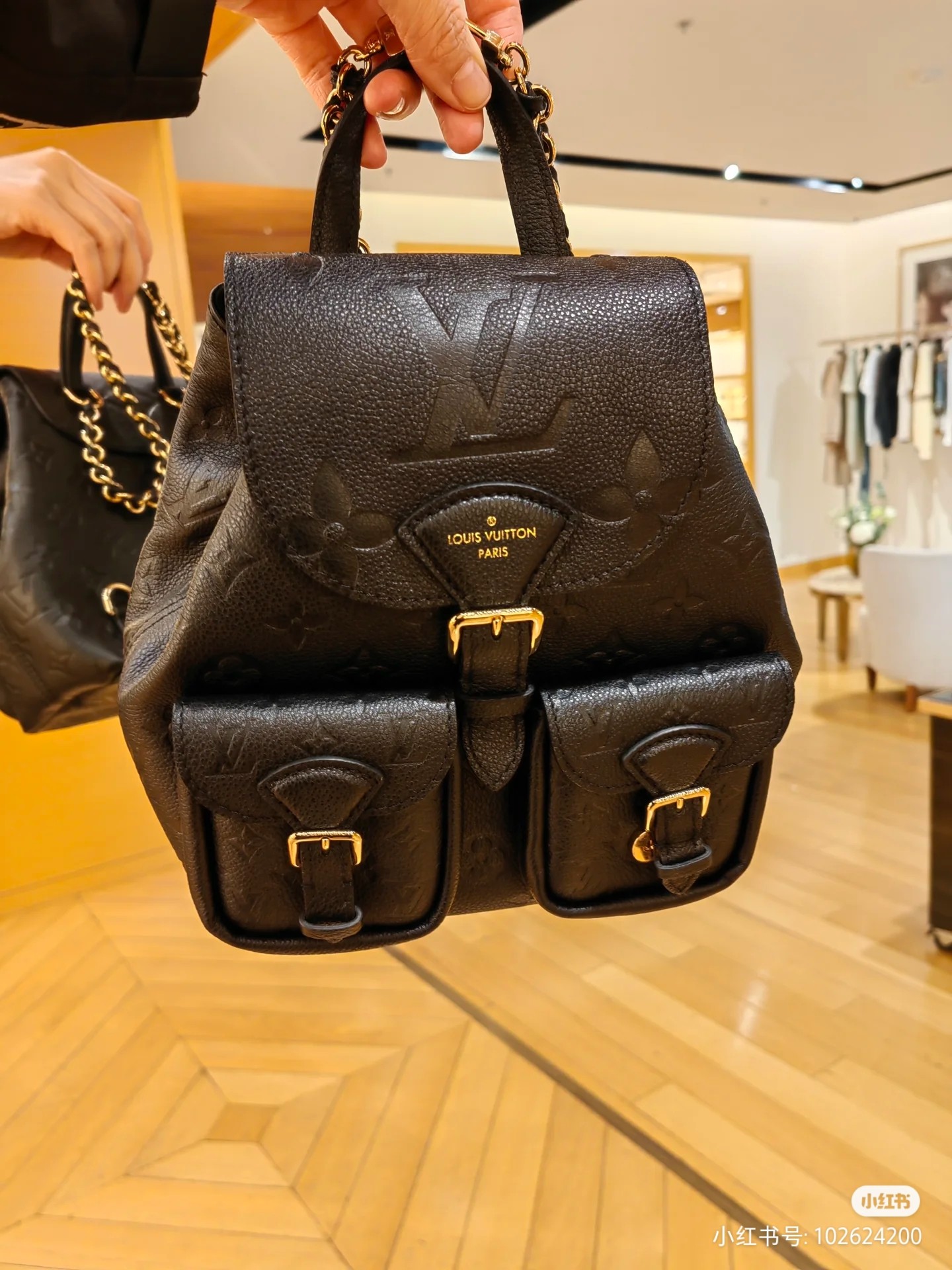 NO:201146,[Coding chip, all-steel hardware] Model M47072 black embossed backpack material monogram empreinte cowhide leather, low-key layout monogram embossed. The removable and adjustable shoulder straps enable single shoulder and shoulder carrying, top handle and braided chain are available for handheld or crossbody options. 20 x 22 x 14 cm (length x height x width), LV [top original list], louis vuitton, cowhide19860909【编码芯片,全钢五金】型号M47072黑压花本款 backup 双肩包取材 monogram empreinte 牛皮革,低调铺陈 monogram 压纹.可拆卸并调节的肩带实现单肩和双肩背携,顶部手柄和编织链条提供手提或斜挎选择.20 x 22 x 14厘米(长度 x 高 x 宽),LV【顶级原单】,louis vuitton,cowhide,Bag