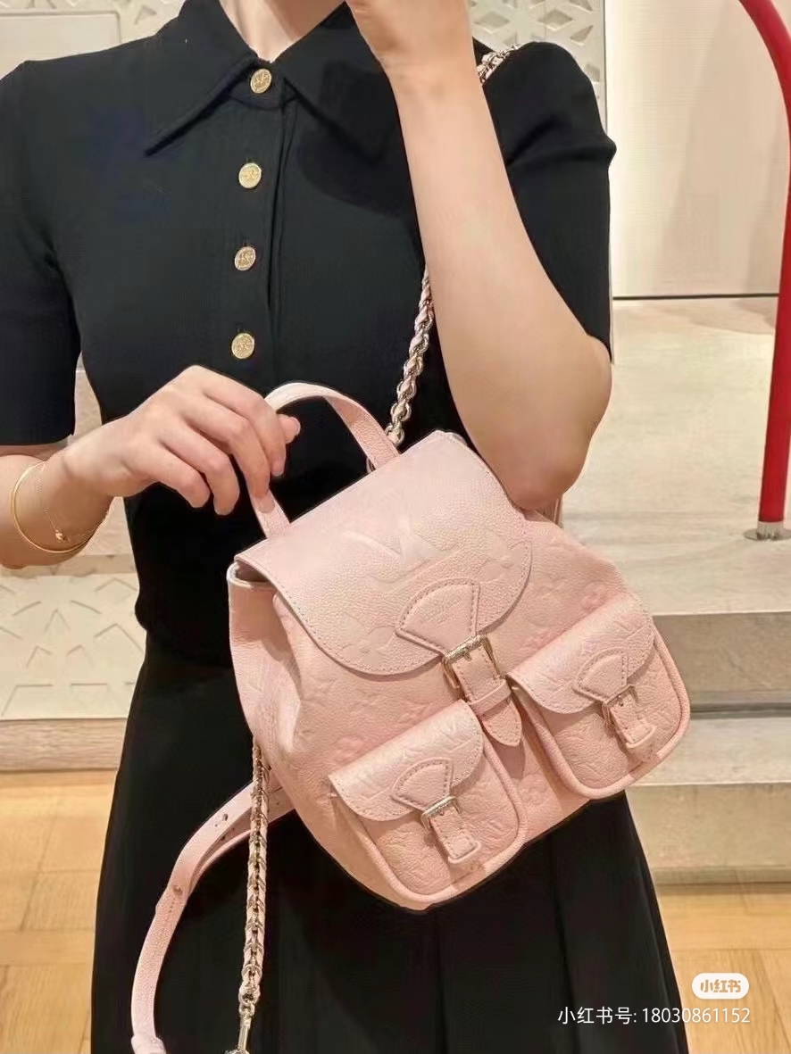 NO:201164,[Coding chip, all-steel hardware] Model M47074 powder embossed this model backup backpack material monogram embossed leather, low-key layout monogram embossed. The removable and adjustable shoulder straps enable single shoulder and shoulder carrying, the top handle and braided chain are available for handheld or crossbody options. 20 x 22 x 14 cm (length x height x width), LV [top original list], louis vuitton, cowhide19860909【编码芯片,全钢五金】型号M47074粉压花本款 backup 双肩包取材 monogram empreinte 牛皮革,低调铺陈 monogram 压纹.可拆卸并调节的肩带实现单肩和双肩背携,顶部手柄和编织链条提供手提或斜挎选择.20 x 22 x 14厘米(长度 x 高 x 宽),LV【顶级原单】,louis vuitton,cowhide,Bag