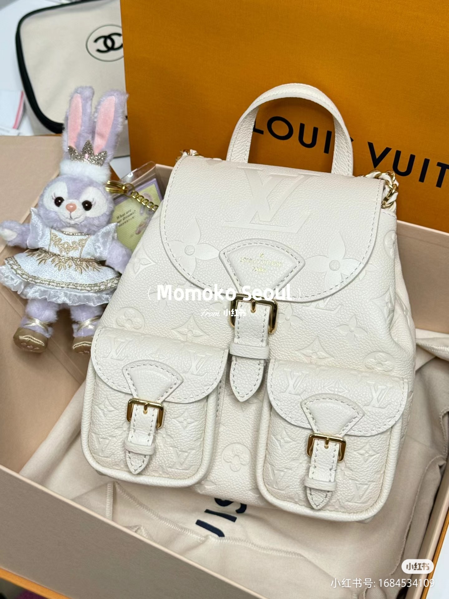 NO:199304,[Coding chip, all-steel hardware] Model M47106 m white embossed backu backpack is made of monogram emreinte cowhide leather, low-key layout monogram embossed. The removable and adjustable shoulder straps enable single shoulder and shoulder carrying, the top handle and braided chain are available for handheld or crossbody options. 20 x 22 x 14 cm (length x height x width), LV [top original list], louis vuitton, cowhide19860909【编码芯片,全钢五金】型号M47106米白压花本款 backu 双肩包取材 monogram emreinte 牛皮革,低调铺陈 monogram 压纹.可拆卸并调节的肩带实现单肩和双肩背携,顶部手柄和编织链条提供手提或斜挎选择.20 x 22 x 14厘米(长度 x 高 x 宽),LV【顶级原单】,louis vuitton,cowhide,Bag