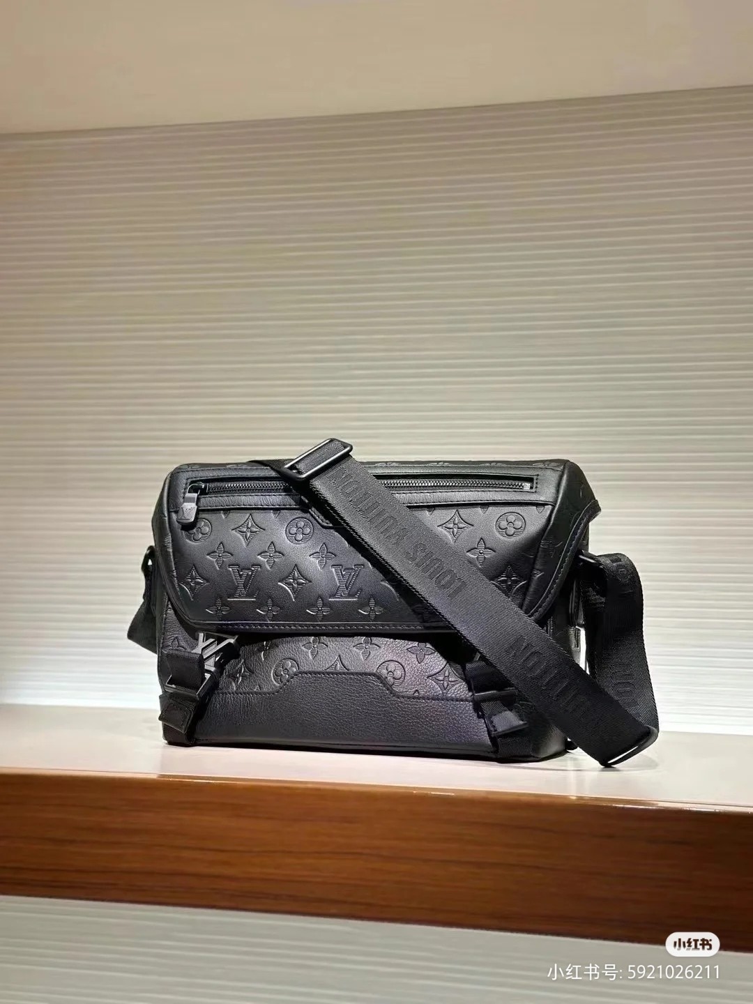 NO:205003,Coded chip all-steel hardware model M25121 black Full-leather embossed men's free postage bag series This Voyager small postage bag is made of Monogram Shadow cowhide leather, which interprets the inspiration of retro school bags. The brand new LV buckle brings a convenient experience, adjustable shoulder straps to achieve comfortable carrying, plenty of space to store daily needs such as tablets, chargers, notepads, etc. 33 x 22.5 x 11 cm (length x height x width), LV [top original list], louis vuitton, cowhide19860909编码芯片全钢五金型号M25121黑色 全皮压花男包邮差包系列 本款 Voyager 小号邮差包取材 Monogram Shadow 牛皮革,演绎复古书包的灵感启发.崭新 LV 搭扣带来便捷体验,可调节肩带实现舒适背携,充裕空间可收纳平板电脑、充电器、记事本等日常所需.33 x 22.5 x 11厘米(长度 x 高 x 宽),LV【顶级原单】,louis vuitton,cowhide,Bag