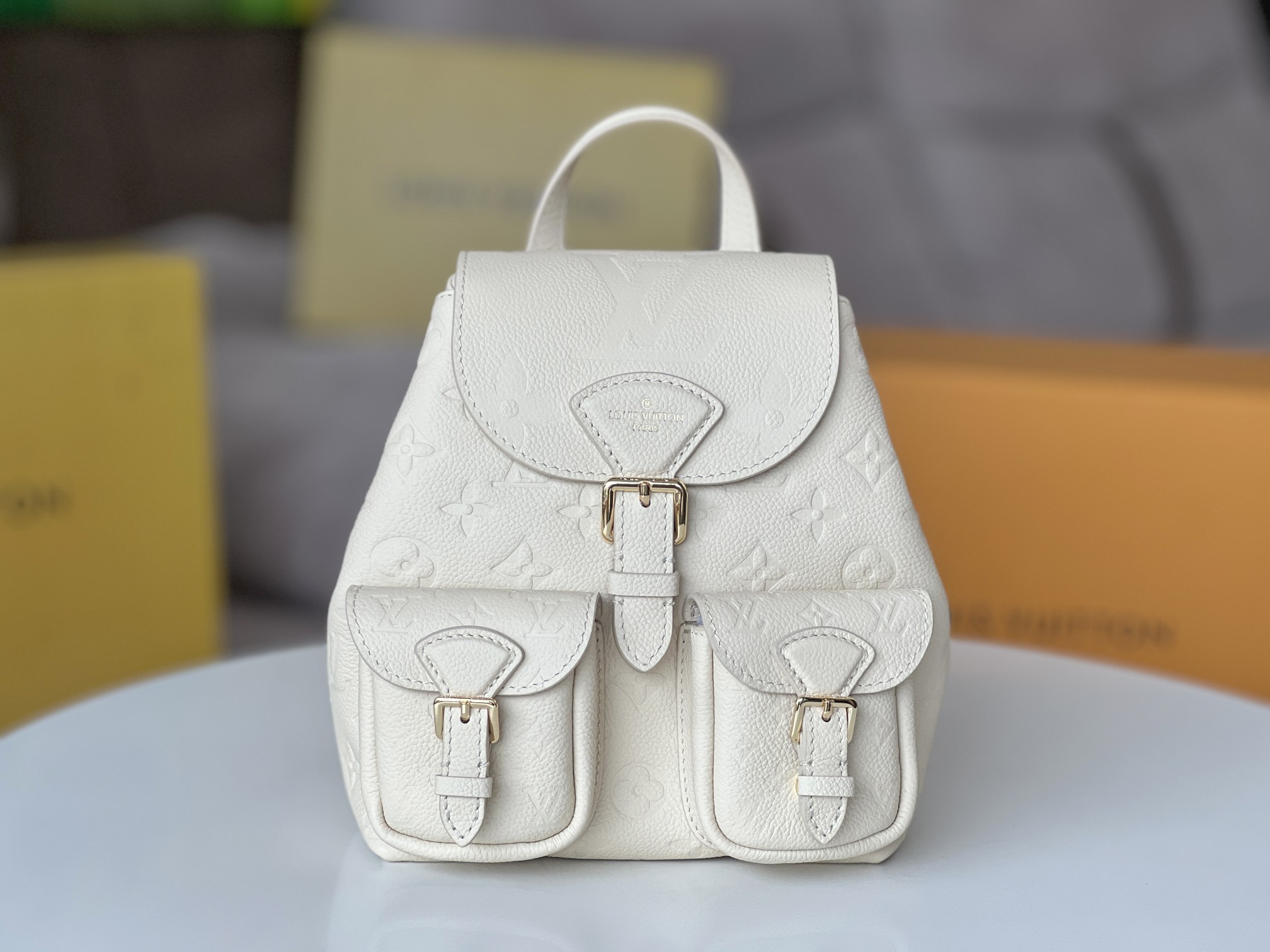 NO:199294,Genuine grade [coded chip, all steel hardware] Model M47106 m white embossed backpack material monogram embossed cowhide leather, low-key layout monogram embossed. The removable and adjustable shoulder straps enable single shoulder and shoulder carrying, top handle and braided chain are available for handheld or crossbody options. 20 x 22 x 14 cm (length x height x width), LV [top original list], louis vuitton, cowhide19860909正品级【编码芯片,全钢五金】型号M47106米白压花本款 backup 双肩包取材 monogram empreinte 牛皮革,低调铺陈 monogram 压纹.可拆卸并调节的肩带实现单肩和双肩背携,顶部手柄和编织链条提供手提或斜挎选择.20 x 22 x 14厘米(长度 x 高 x 宽),LV【顶级原单】,louis vuitton,cowhide,Bag