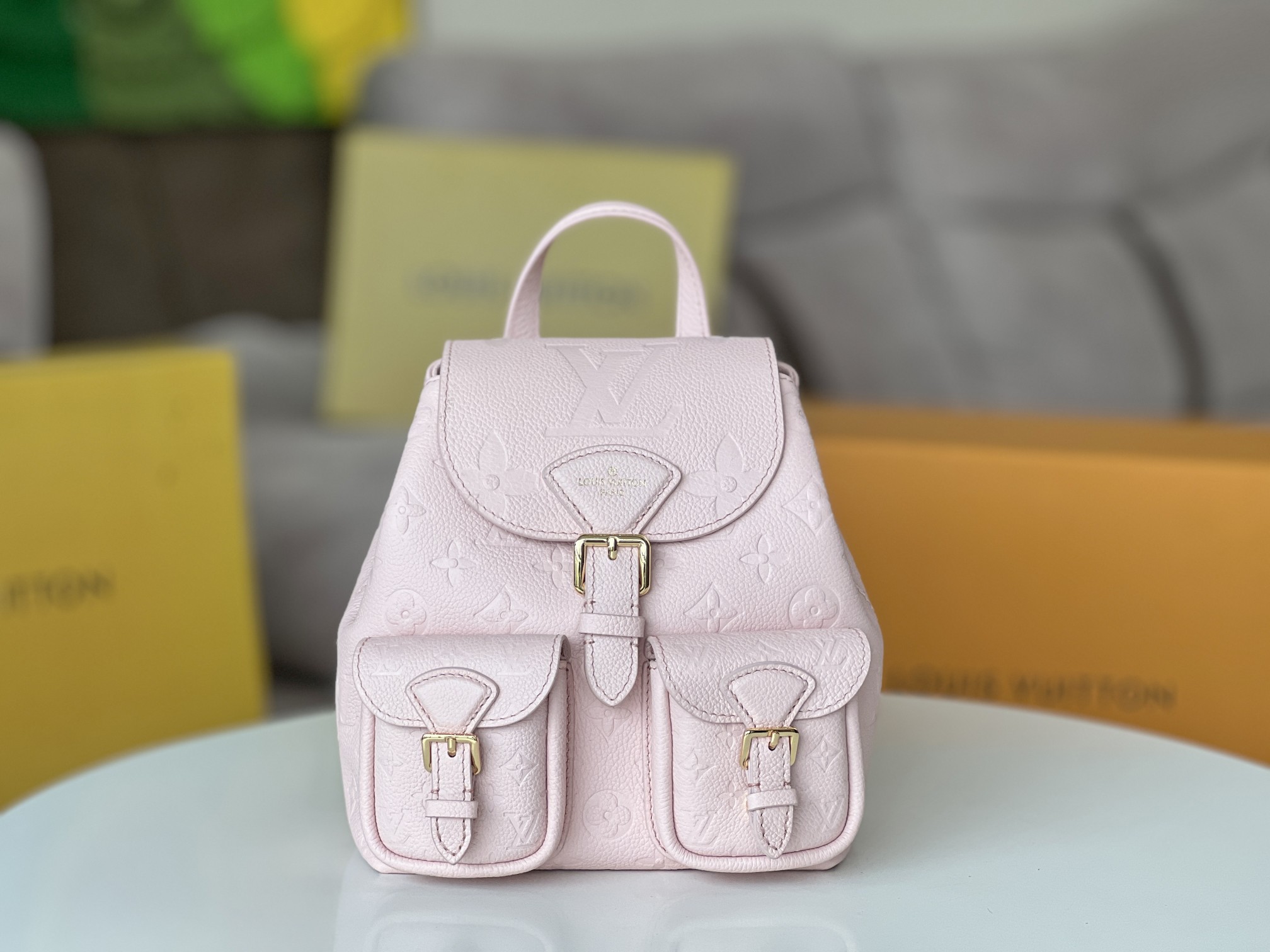 NO:201152,[Coding chip, all-steel hardware] Model M47074 powder embossed this model backup backpack material monogram embossed leather, low-key layout monogram embossed. The removable and adjustable shoulder straps enable single shoulder and shoulder carrying, the top handle and braided chain are available for handheld or crossbody options. 20 x 22 x 14 cm (length x height x width), LV [top original list], louis vuitton, cowhide19860909【编码芯片,全钢五金】型号M47074粉压花本款 backup 双肩包取材 monogram empreinte 牛皮革,低调铺陈 monogram 压纹.可拆卸并调节的肩带实现单肩和双肩背携,顶部手柄和编织链条提供手提或斜挎选择.20 x 22 x 14厘米(长度 x 高 x 宽),LV【顶级原单】,louis vuitton,cowhide,Bag