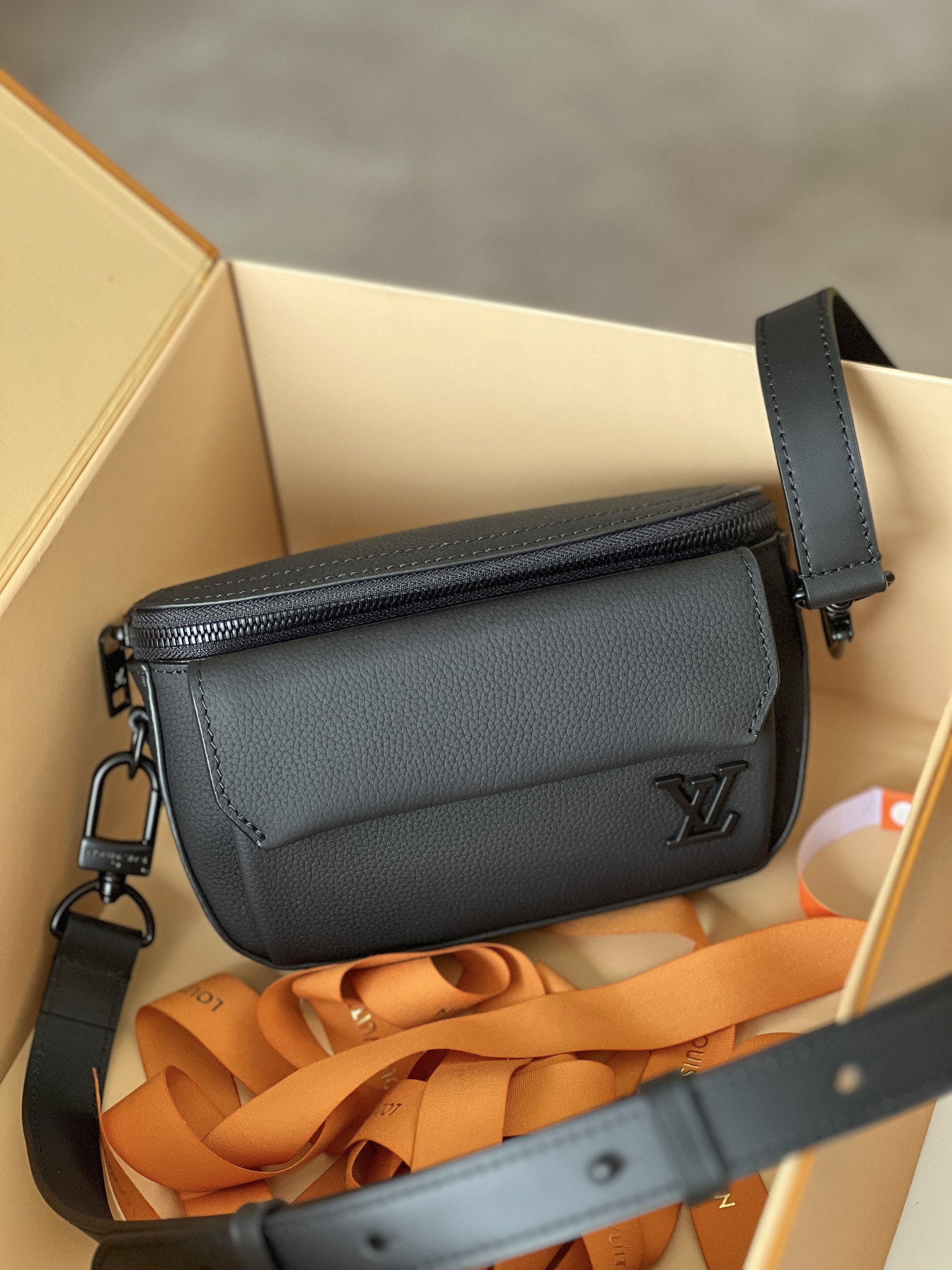 NO:202353,【Original Single & Exclusive Real Shot】Model M83563 Black Pilot Mini Handbag is made of grained cowhide leather to create a round configuration, providing a trendy choice for daily travel. The zipper main compartment ensures safe storage, and the front pocket is easy to pick up or hold small items such as keys. Full leather lychee pattern postman veil oo[handshake][handshake] Removable shoulder strap to achieve comfortable shoulder or crossbody. 20 x 12 x 5.5 cm (length x height x width), LV [top original single], louis vuitton, cowhide19860909【原单&独家实拍】型号M83563黑色本款 Pilot 迷你手袋以粒面牛皮革塑造圆润构型,为日常出行提供潮流之选.拉链主隔层确保稳妥收纳,前袋方便取放或钥匙等小型物件.全皮荔枝纹邮差盖头oo[握手][握手]可拆卸肩带实现舒适肩背或斜挎. 20 x 12 x 5.5厘米 (长度 x 高 x 宽),LV【顶级原单】,louis vuitton,cowhide,Bag