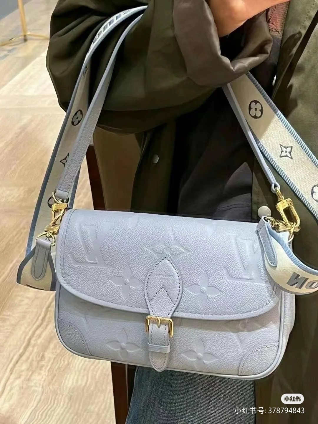 NO:202603,Original single M46388 white, M46386 black, M46846 haze blue, full leather embossed baguette This Diane handbag is made of Louis Vuitton classic Monogram Empreinte embossed leather, woven the brand logo into a removable wide jacquard shoulder strap, and add a crossbody option in addition to the removable leather shoulder strap, flexible and compatible with elegant style or dynamic style. 23.0 x 16.0 x 8.5 cm (Length x Height x Width), LV [Top Original Single], louis vuitton, louis vuitton19860909原单 M46388白,M46386黑,M46846雾霾蓝,法棍全皮压花 本款 Diane 手袋取材路易威登经典 Monogram Empreinte 压纹皮革,将品牌标识织入可拆卸宽幅提花肩带,在可拆卸皮革肩背带之外再添斜挎选择,灵活契合优雅格调或动感风尚.23.0 x 16.0 x 8.5 厘米 (长 x 高 x 宽),LV【顶级原单】,louis vuitton,louis vuitton,Bag