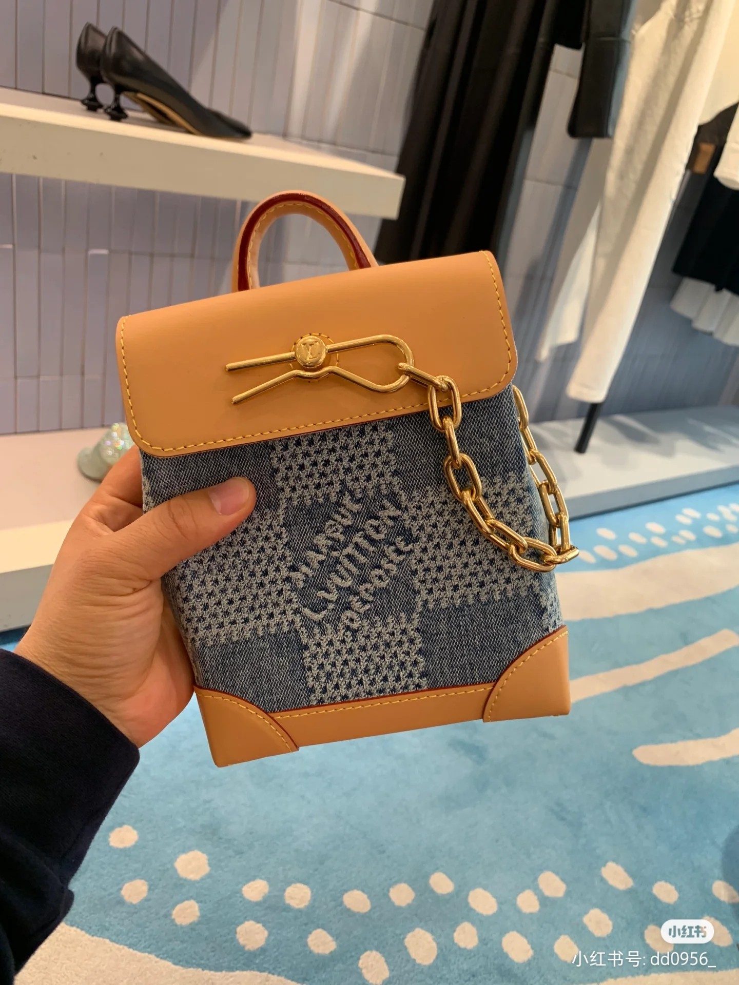 NO:200636,The top-level original single-pair denim model N40751 denim Nano Steamer handbag draws inspiration from the early 20th century Steamer handbags and creates a sophisticated urban bag configuration with Pharrell Williams-designed soft Damier Denim 3D cotton canvas. The cowhide trim, handles and shoulder straps perfectly elegant design. 15 x 18 x 7 cm (length x height x width), LV [top-level original], louis vuitton,cowhide19860909顶级原单对版牛仔型号N40751牛仔本款 Nano Steamer 手袋向 20 世纪初的 Steamer 手袋汲取灵感,以 Pharrell Williams 设计的柔软 Damier Denim 3D 棉质帆布塑造精巧都市包构型.牛皮革饰边、手柄和肩带完善雅致设计. 15 x 18 x 7厘米 (长度 x 高 x 宽),LV【顶级原单】,louis vuitton,cowhide,Bag