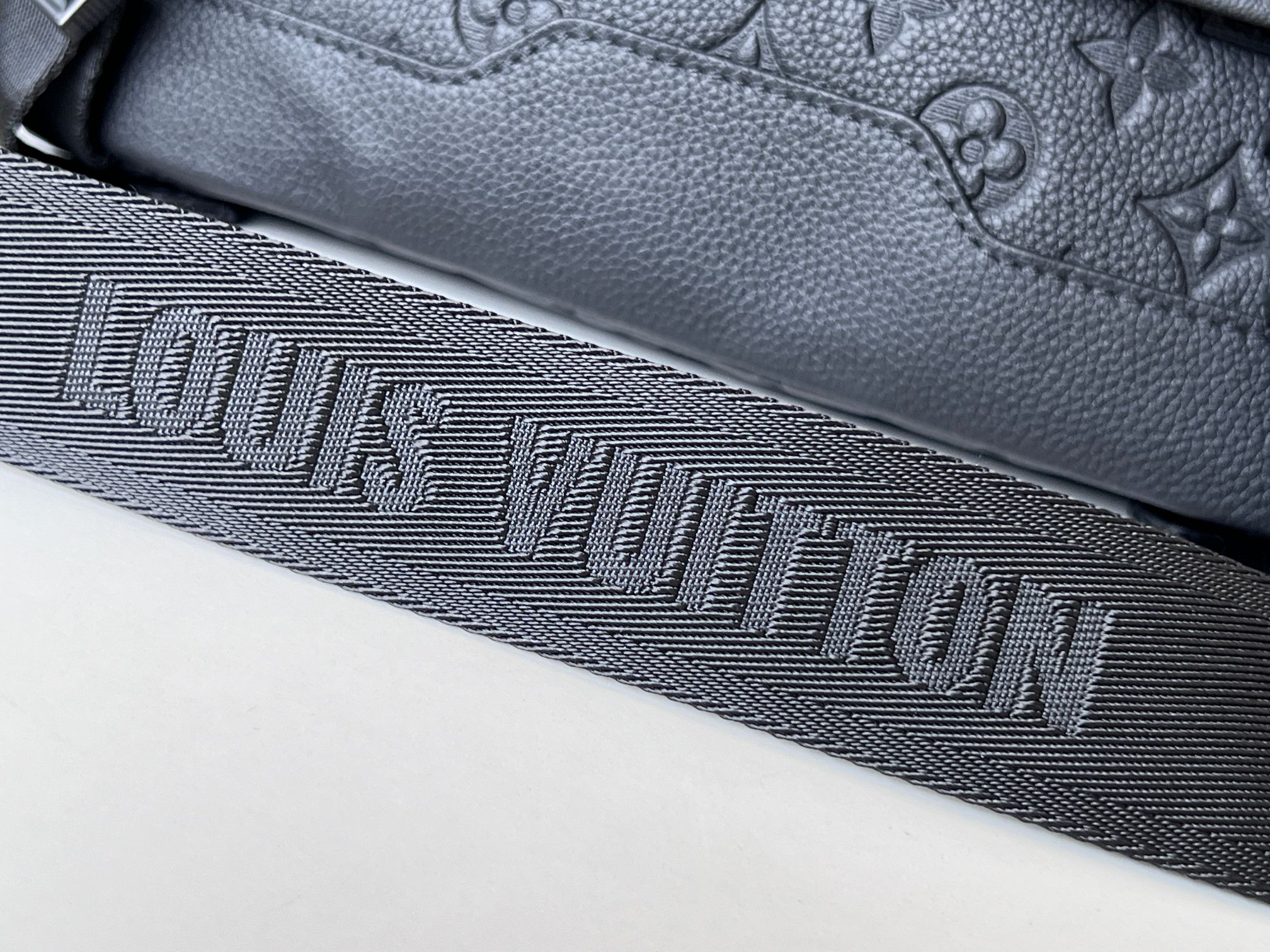 NO:205001,Coded chip all-steel hardware model M25121 black full-leather embossed men's free postage bag series This Voyager small postage bag, LV [top original list], louis vuitton19860909编码芯片全钢五金型号M25121黑色 全皮压花男包邮差包系列 本款 Voyager 小号邮差包,LV【顶级原单】,louis vuitton,Bag