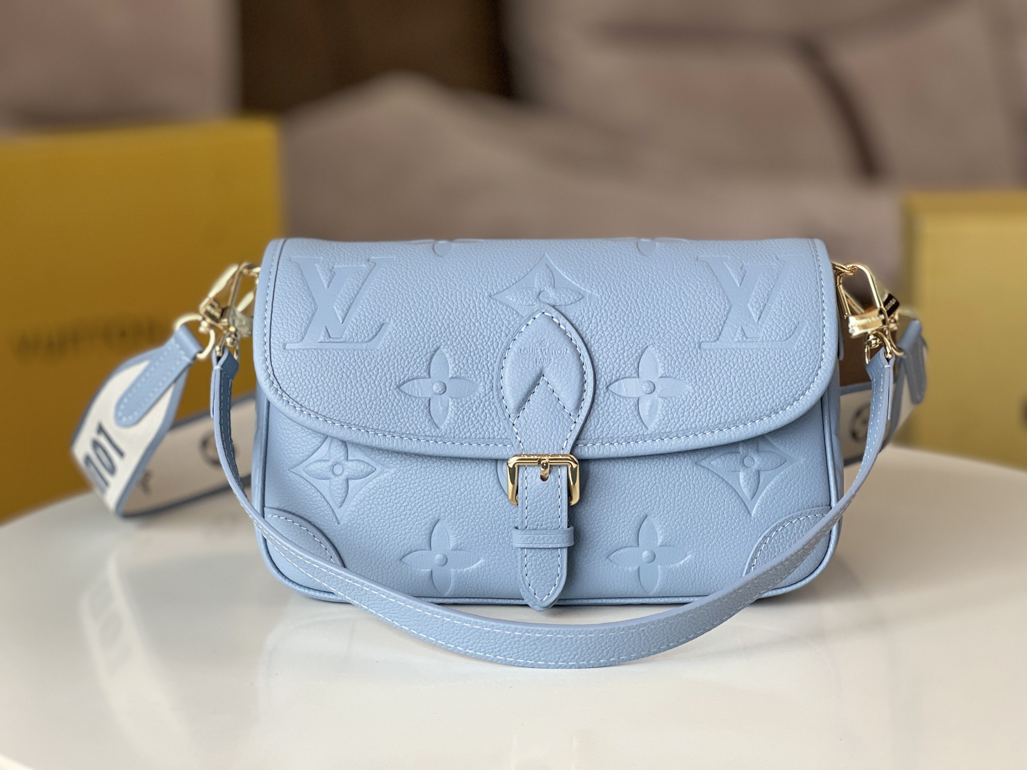 NO:210123,Original single M46388 white, M46386 black, M46846 haze blue, full leather embossed baguette This Diane handbag is made of Louis Vuitton classic Monogram Empreinte embossed leather, woven the brand logo into a removable wide jacquard shoulder strap, and add a crossbody option in addition to the removable leather shoulder strap, flexible and compatible with elegant style or dynamic style. 23.0 x 16.0 x 8.5 cm (Length x Height x Width), LV [Top Original Single], louis vuitton, louis vuitton19860909原单 M46388白,M46386黑,M46846雾霾蓝,法棍全皮压花 本款 Diane 手袋取材路易威登经典 Monogram Empreinte 压纹皮革,将品牌标识织入可拆卸宽幅提花肩带,在可拆卸皮革肩背带之外再添斜挎选择,灵活契合优雅格调或动感风尚.23.0 x 16.0 x 8.5 厘米 (长 x 高 x 宽),LV【顶级原单】,louis vuitton,louis vuitton,Bag