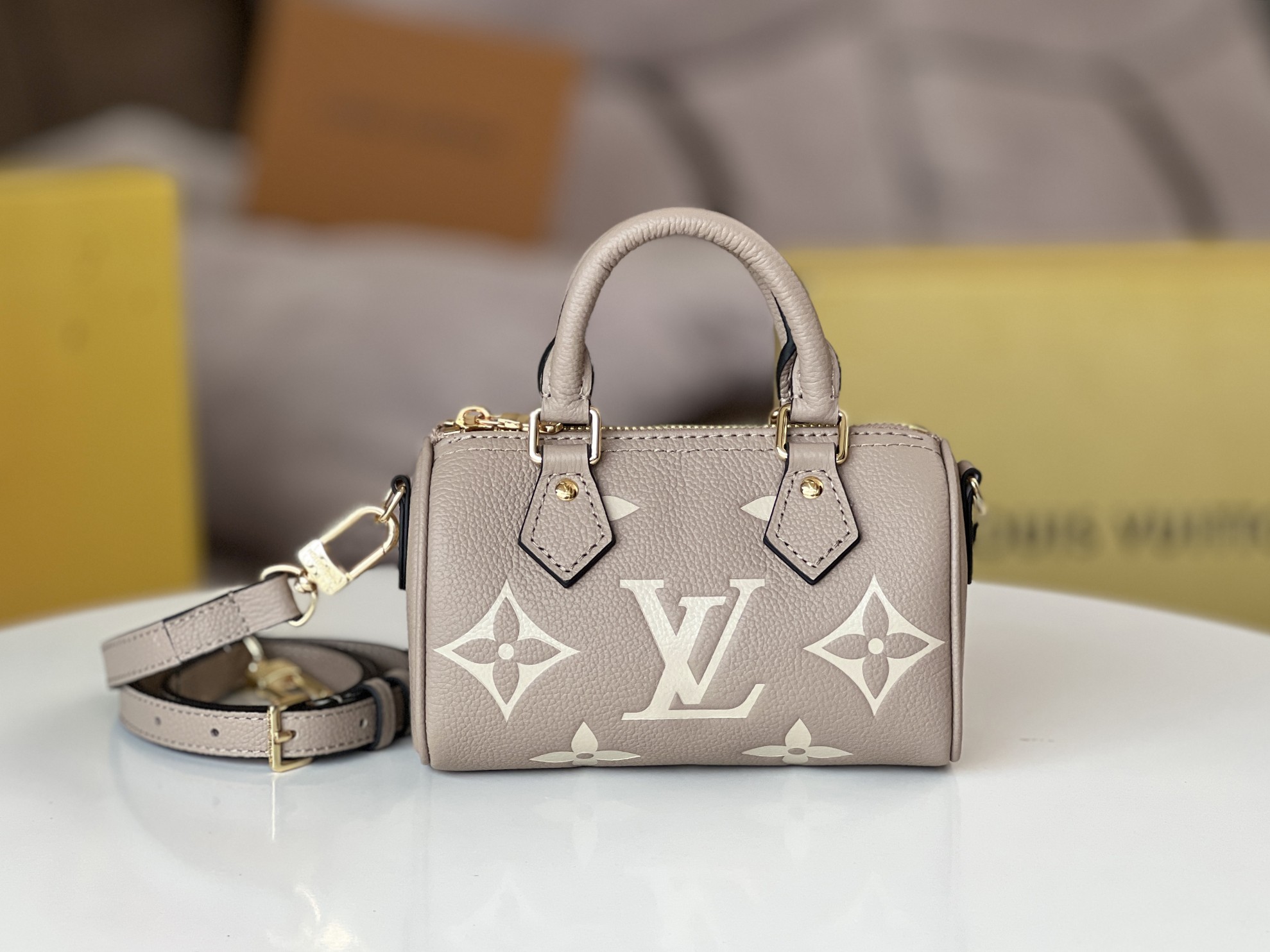 NO:207371,Authentic grade development original hardware top-grade original sheet M81456 black with white, M82450 black pressed flower, M82890 gray embossed silkscreen, M81913 white Nano Speedy handbag made of classic Monogram canvas exudes the ultimate feminine flavor, full leather embossed silkscreen adjustable shoulder strap mini pillow oo[handshake][handshake] is the ideal choice for you to carry daily necessities. This handbag is the perfect mini version of the prototype Speedy handbag, with exquisite stitching, extremely lightweight, and the straps are adjustable and removable. Size 16.0 x 11.0 x 9.0 cm, LV [topshake], louis vuitton19860909正品级 对版开发原单五金顶级原单 M81456黑配白,M82450黑压货花,M82890灰压花丝印,M81913白色 以经典的Monogram帆布制成的Nano Speedy手袋,散发极致女人味,全皮压花丝印可调节肩带迷你枕头oo[握手][握手]是您携带日常用品的理想之选.这款手袋是原型Speedy手袋的完美迷你版,缝线精致,轻盈无比,肩带可调节、可拆卸. 尺寸 16.0 x 11.0 x 9.0 cm,LV【顶级原单】,louis vuitton,Bag