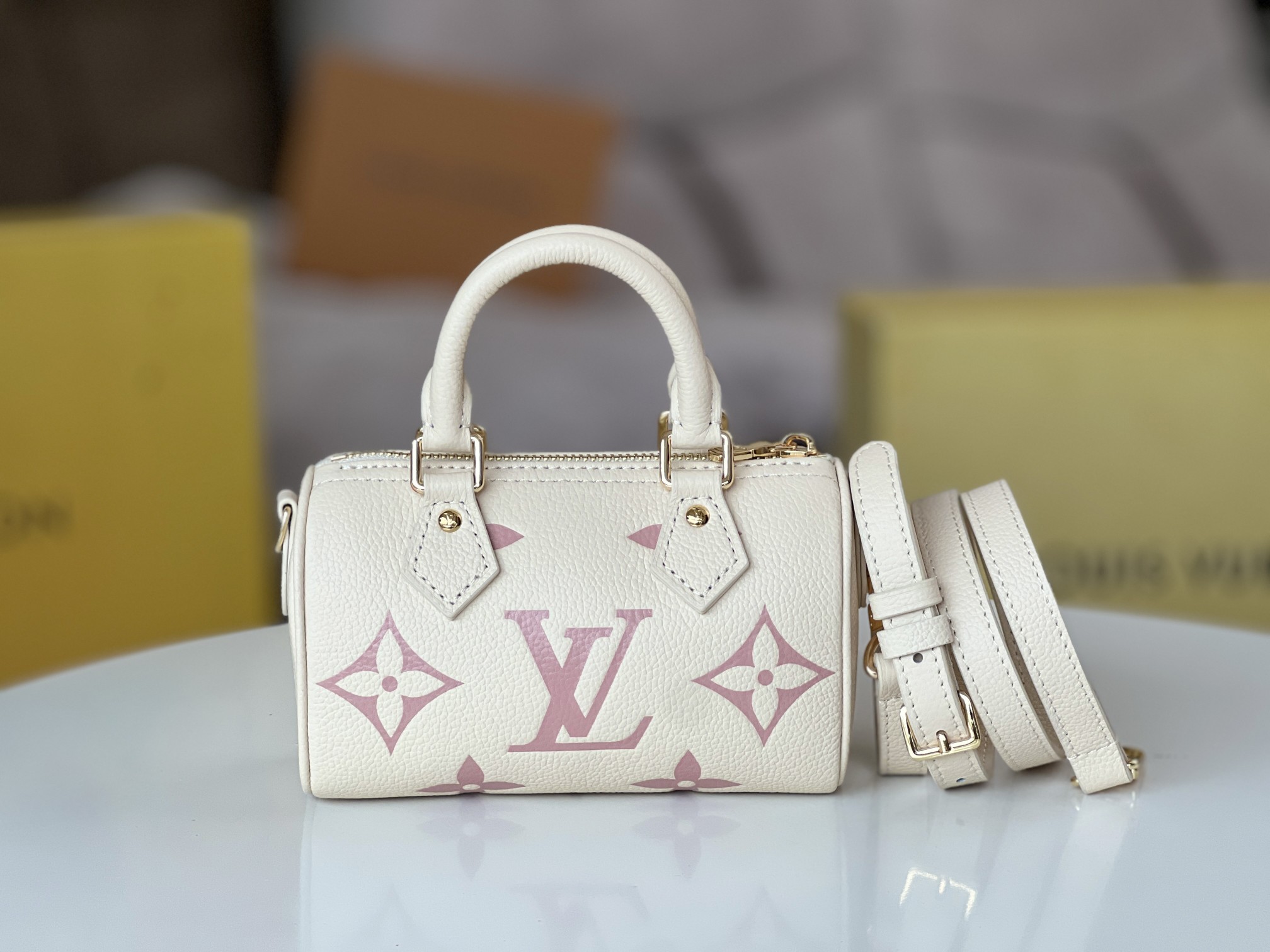 NO:210076,The first version of the original hardware is developed. M81456 black with white, M82450 black pressed flower, M82890 gray embossed silkscreen, M81913 white. Nano Speedy handbag made of classic Monogram canvas exudes the ultimate feminine flavor. Full leather embossed silkscreen adjustable shoulder strap mini pillow oo[handshake][handshake] is the ideal choice for you to carry daily necessities. This handbag is the perfect mini version of the prototype Speedy handbag, with exquisite stitching, extremely lightweight, and the straps are adjustable and removable. Size 16.0 x 11.0 x 9.0 cm, LV [topshake], louis vuitton19860909对版开发原单五金顶级原单 M81456黑配白,M82450黑压货花,M82890灰压花丝印,M81913白色 以经典的Monogram帆布制成的Nano Speedy手袋,散发极致女人味,全皮压花丝印可调节肩带迷你枕头oo[握手][握手]是您携带日常用品的理想之选.这款手袋是原型Speedy手袋的完美迷你版,缝线精致,轻盈无比,肩带可调节、可拆卸. 尺寸 16.0 x 11.0 x 9.0 cm,LV【顶级原单】,louis vuitton,Bag