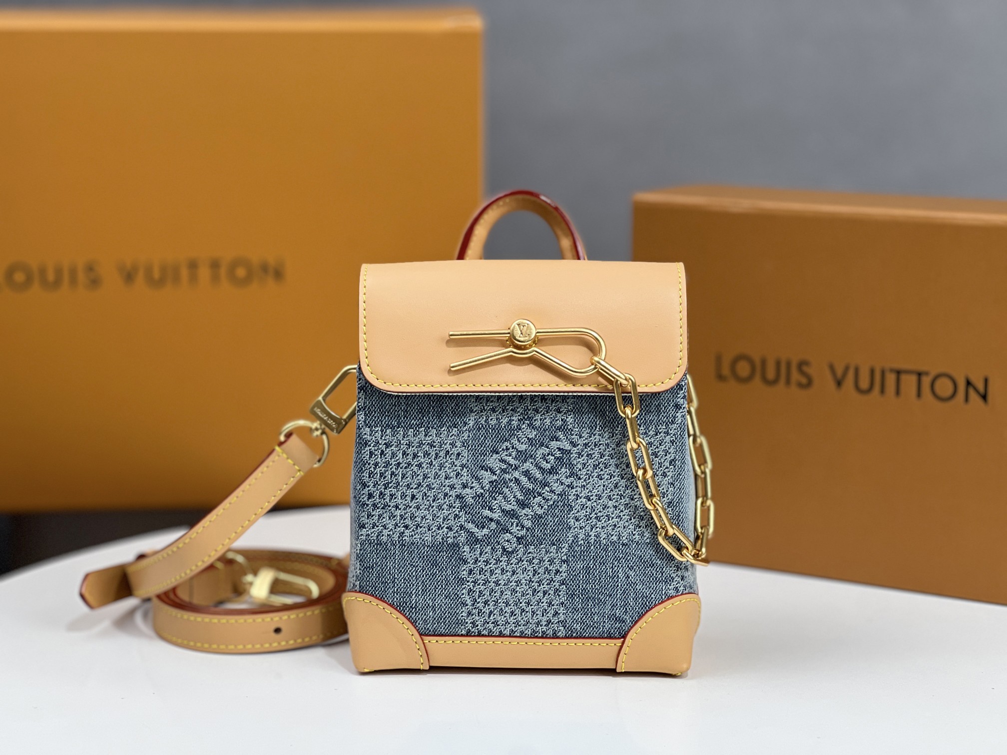 NO:200671,The top-level original single-pair denim model N40751 denim This Nano Steamer handbag draws inspiration from the early 20th century Steamer handbags and uses soft Damier Denim 3D cotton canvas to create a delicate urban bag configuration. Cowhide leather trim, handles and shoulder straps perfectly and elegantly designed. 15 x 18 x 7 cm (length x height x width), LV [top-level original], louis vuitton,cowhide19860909顶级原单对版牛仔型号N40751牛仔本款 Nano Steamer 手袋向 20 世纪初的 Steamer 手袋汲取灵感,以 Pharrell Williams 设计的柔软 Damier Denim 3D 棉质帆布塑造精巧都市包构型.牛皮革饰边、手柄和肩带完善雅致设计. 15 x 18 x 7厘米 (长度 x 高 x 宽),LV【顶级原单】,louis vuitton,cowhide,Bag