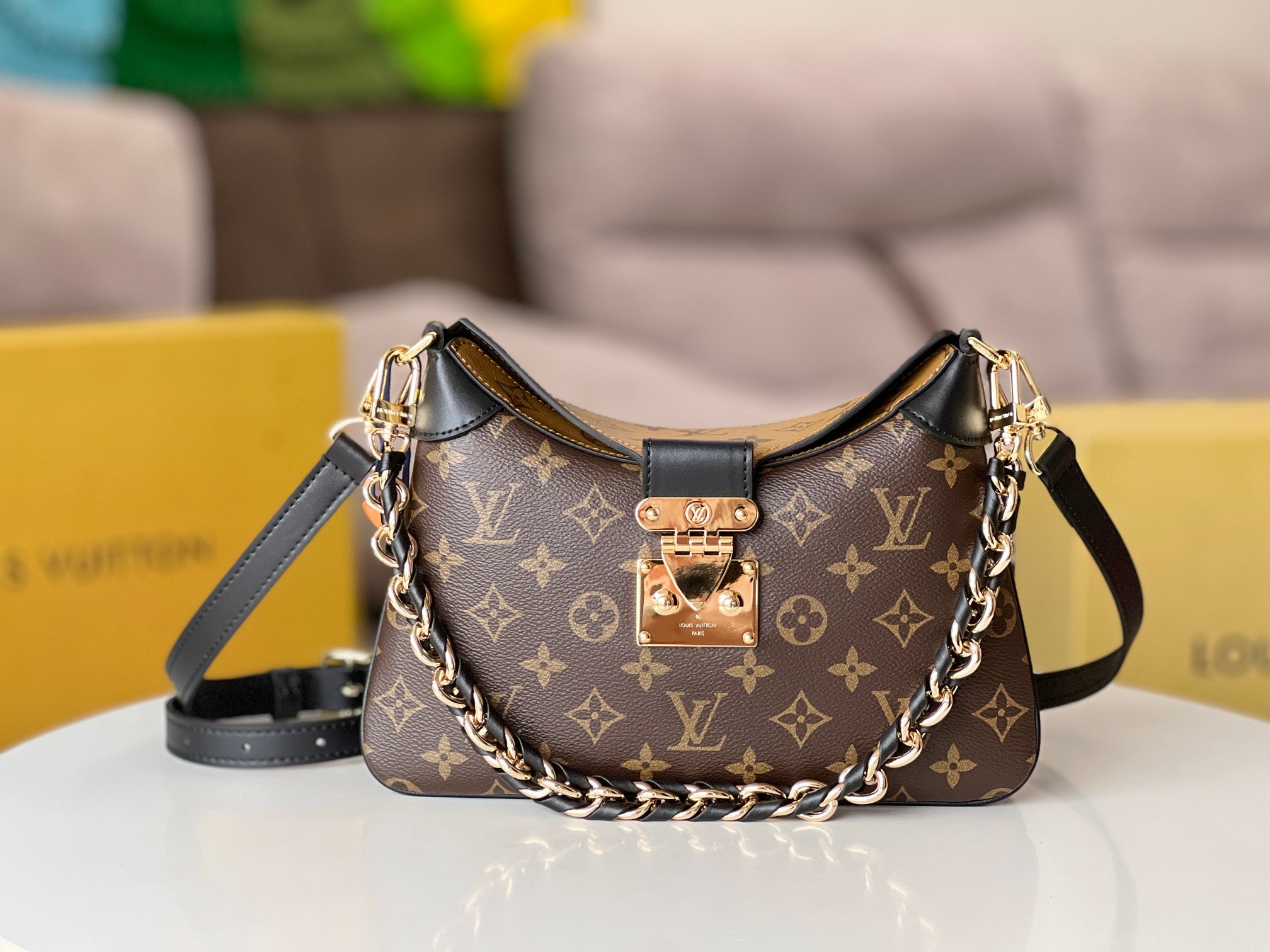 NO:199309,Genuine grade original single quality all-steel hardware M46659 Top original single handbags draw inspiration from the classic design of the brand library, using Monogram and Monogram Reverse canvas with leather trim, which is comfortable and exquisite. S-lock lock and woven chain handles have rich details, elbows and long and short shoulders can be switched at will. 29.0 x 19.0 x 9.0 cm (Length x Height x Width), LV [Top Original Single], louis vuitton, versace19860909正品级 原单品质全钢五金M46659 顶级原单本款手袋自品牌档藏馆的经典设计汲取灵感,以 Monogram 与 Monogram Reverse 帆布搭配皮革饰边,惬意而不失考究意味.S-lock 锁扣与编织链带手柄丰富细节设计,肘挎与长短肩背可随心切换.29.0 x 19.0 x 9.0 厘米 (长 x 高 x 宽),LV【顶级原单】,louis vuitton,versace,Bag