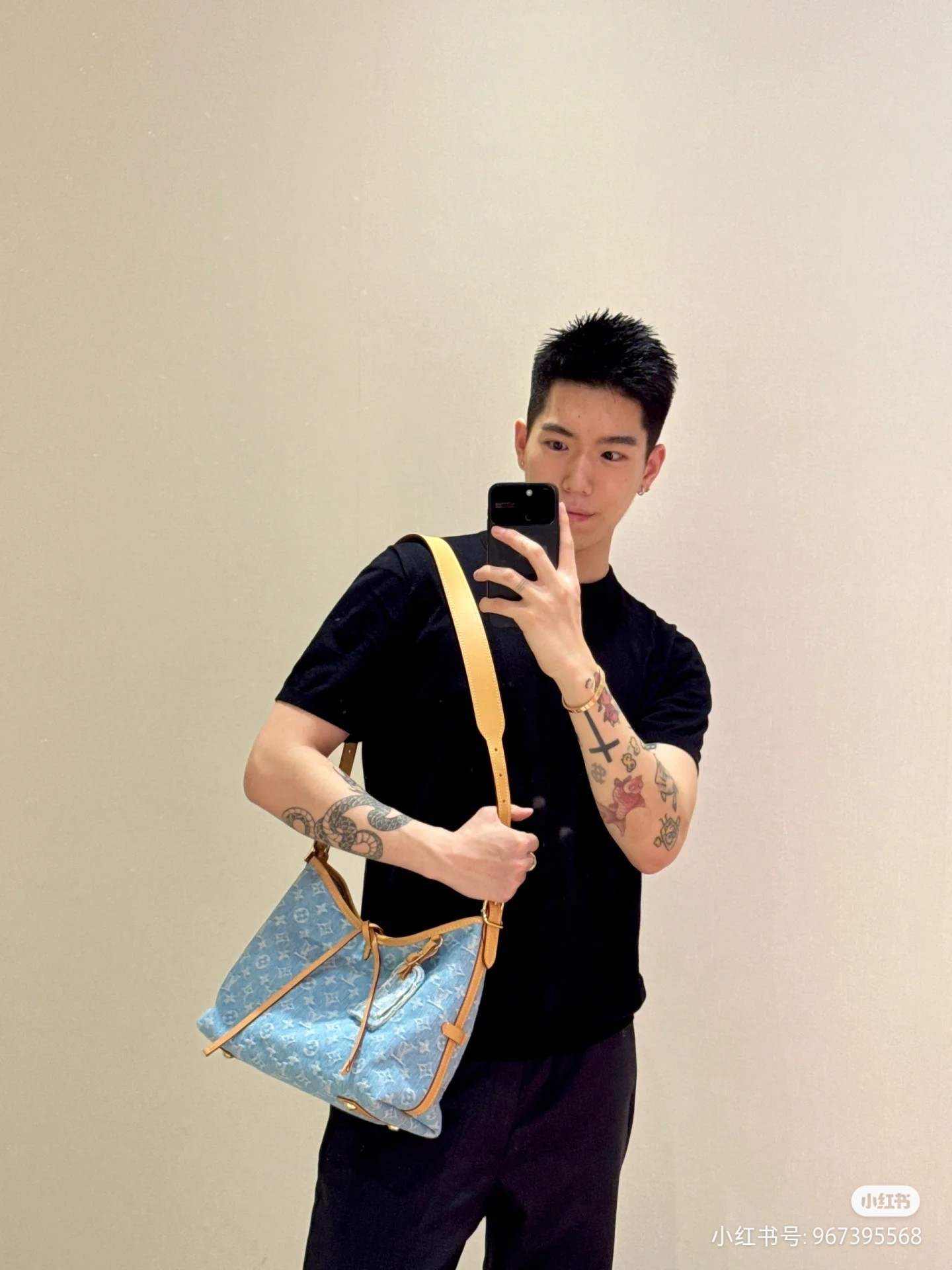 NO:200665,All-steel hardware coded chip model M111462 Blue Small New (Denning Denim) CarryAll Small Handbags are made of Monogram canvas and leather trim, making them a close companion for urban life. The abundant configuration has a neat inner layer, and the large inner bag adds functional elements. Monogram canvas zipper clutch is fixed by leather strap. Size 29 x 24 x 12 cm, LV [top original list], louis vuitton, handbag19860909全钢五金编码芯片型号 M111462 蓝色小号 新款（丹宁牛仔）CarryAll 小号手袋取材 Monogram 帆布和皮革饰边,成就都市生活的贴身伴侣.充裕构型设有齐整内层,大号内袋再添功能元素.Monogram 帆布拉链手拿包通过皮革带固定.尺寸29 x 24 x 12 厘米,LV【顶级原单】,louis vuitton,handbag,Bag