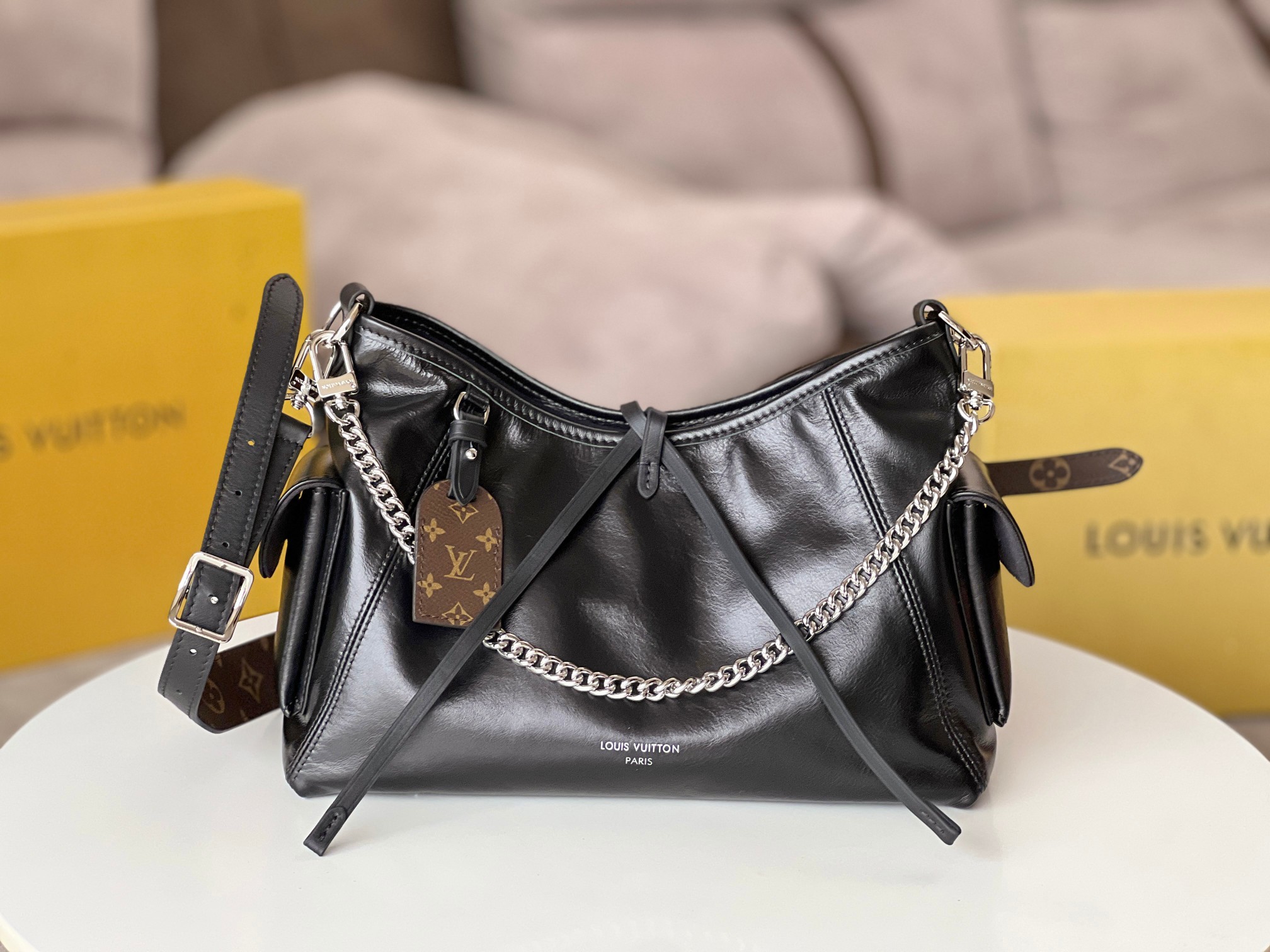 NO:201250,, Top original single chip version lambskin model M24861 black CarryAll Cargo small handbag presents a fashionable slightly wrinkle effect with soft sheepskin leather, and matches polished metal parts and lazy configurations for a deep background, making it a good choice for day and night occasions. Removable shoulder straps and chain straps achieve multiple styling possibilities. 33.5 x 23 x 15 cm (length x height x width), LV [top original list], louis vuitton, sheepskin19860909,顶级原单芯片版小羊皮型号M24861黑本款 CarryAll Cargo 小号手袋以柔软羊皮革呈现时尚微皱效果,并为深邃背景搭配抛光金属件与慵懒构型,成就昼夜场合佳选.可拆卸肩带与链带实现多种造型可能. 33.5 x 23 x 15厘米 (长度 x 高 x 宽),LV【顶级原单】,louis vuitton,sheepskin,Bag