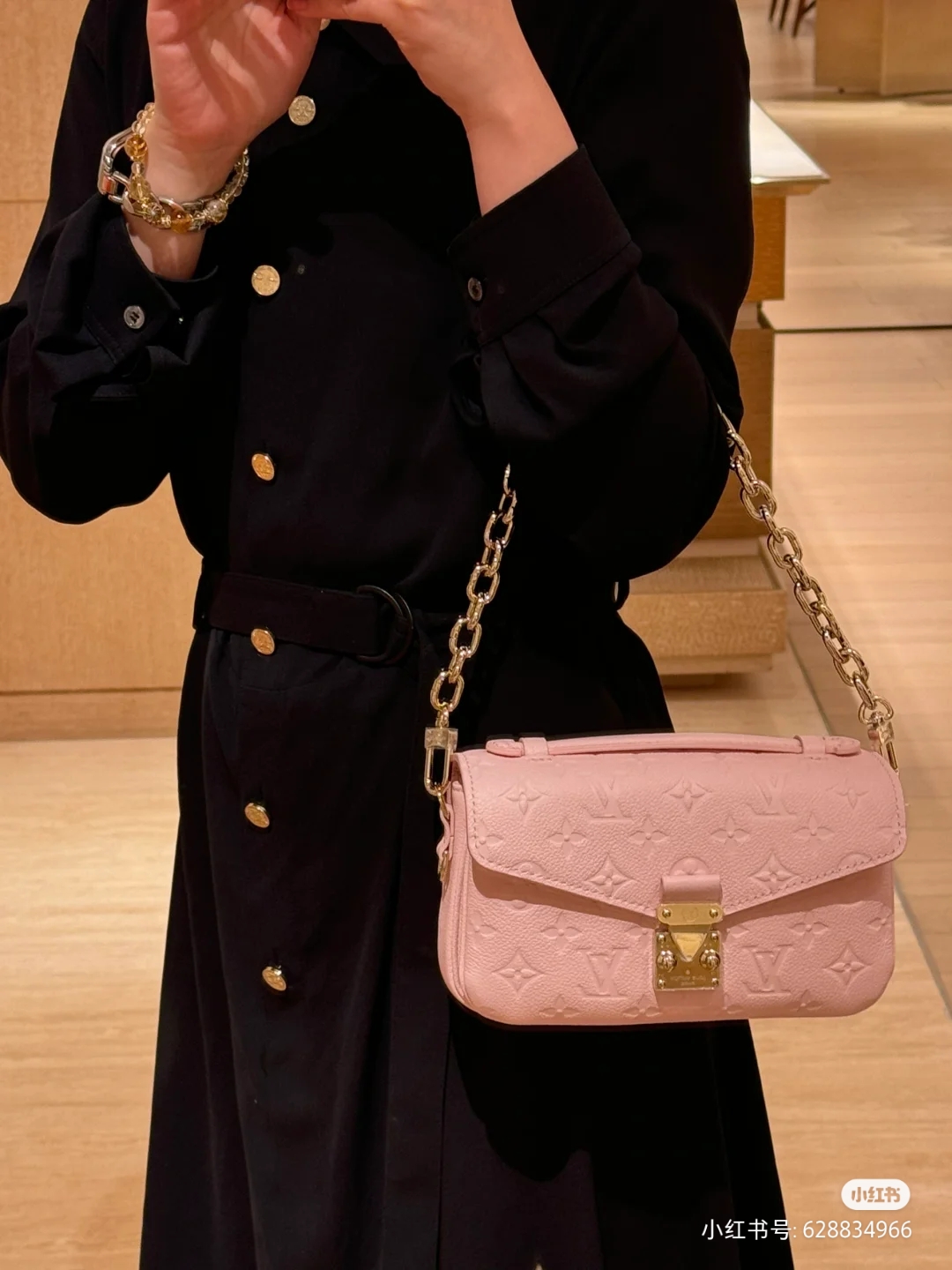 NO:210157,Original leather postman model M47045 cherry blossom pink model Pochette Metis East West handbag is a Monogram Empreinte leather embossed Monogram pattern, combining classic elements and contemporary details. The S-lock lock and top handle pay tribute to the brand box heritage, compact configuration and removable shoulder back short chain highlight the trendy style. 21.5 x 13.5 x 6.0 cm (Length x Height x Width), LV [top original list], louis vuitton19860909原厂皮小邮差型号 M47045樱花粉本款 Pochette Metis East West 手袋为 Monogram Empreinte 皮革压印 Monogram 图案,将经典元素和当代细节融于一身.S-lock 锁扣和顶部手柄致敬品牌制箱传承,紧凑构型和可拆卸肩背短链彰显潮流风范. 21.5 x 13.5 x 6.0 cm (长 x 高 x 宽),LV【顶级原单】,louis vuitton,Bag