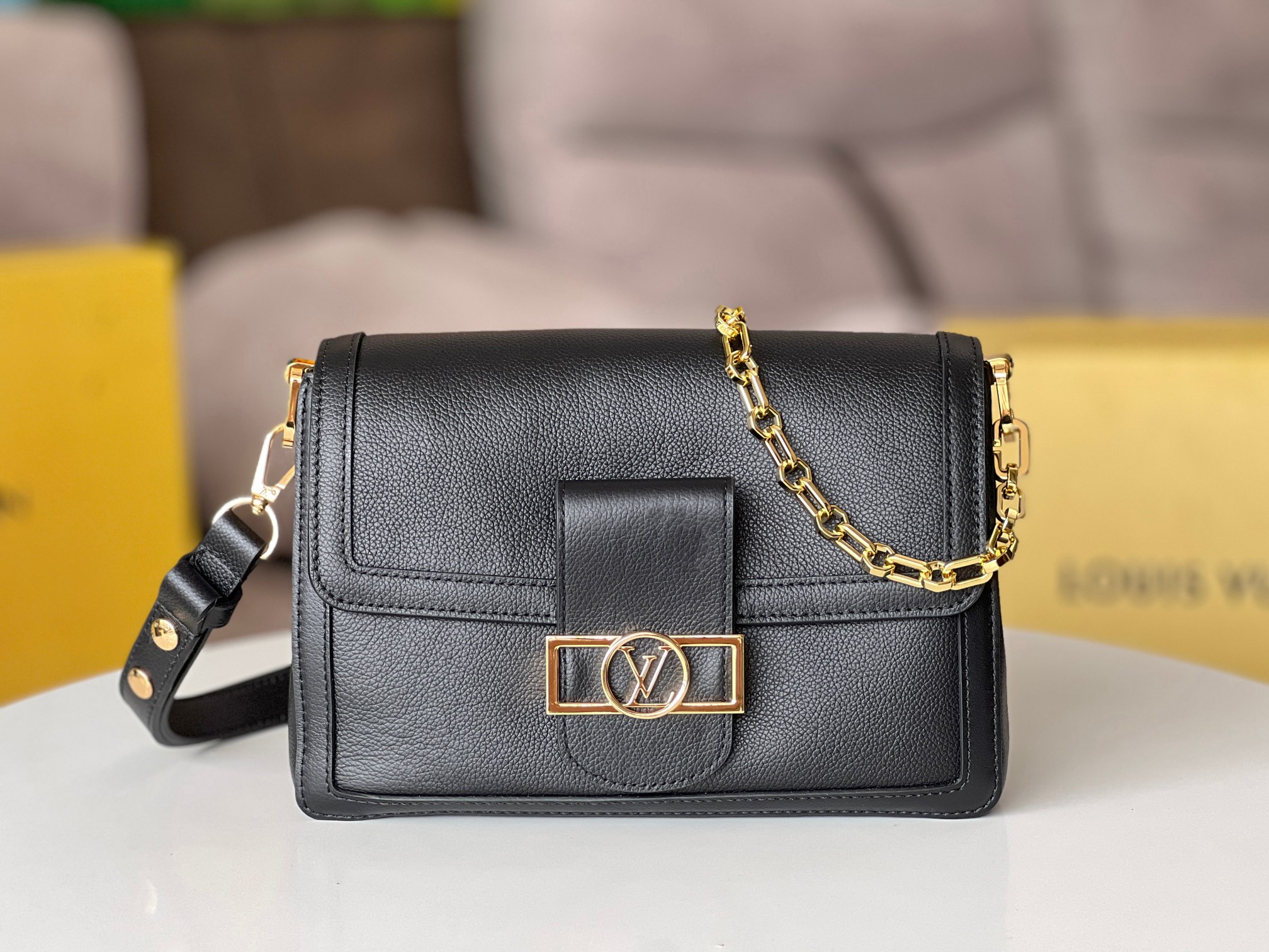 NO:676524,M25209 black full leather Daphne original leather full steel hardware code chip This Dauphine Soft medium handbag is designed by creative director Nicolas Ghesquière and debuts in the spring and summer show with a new loose configuration. Dauphine handbag elements are embellished with soft cow leather body, including unique lock buckle, detachable chain strap and fashionable leather shoulder strap. 24 x 17 x 9 cm (length x height x  wide), LV [top original order], louis vuitton, cowhide19860909M25209黑全皮达芙妮原厂皮全钢五金变码芯片本款 Dauphine Soft 中号手袋出自创意总监 Nicolas Ghesquière 之手,以崭新宽松构型亮相 春夏秀场.Dauphine 手袋元素点缀柔软牛皮革包身,包括别致锁扣、可拆卸链带与时尚皮革肩带. 24 x 17 x 9 厘米 (长度 x 高 x 宽),LV【顶级原单】,louis vuitton,cowhide,Bag