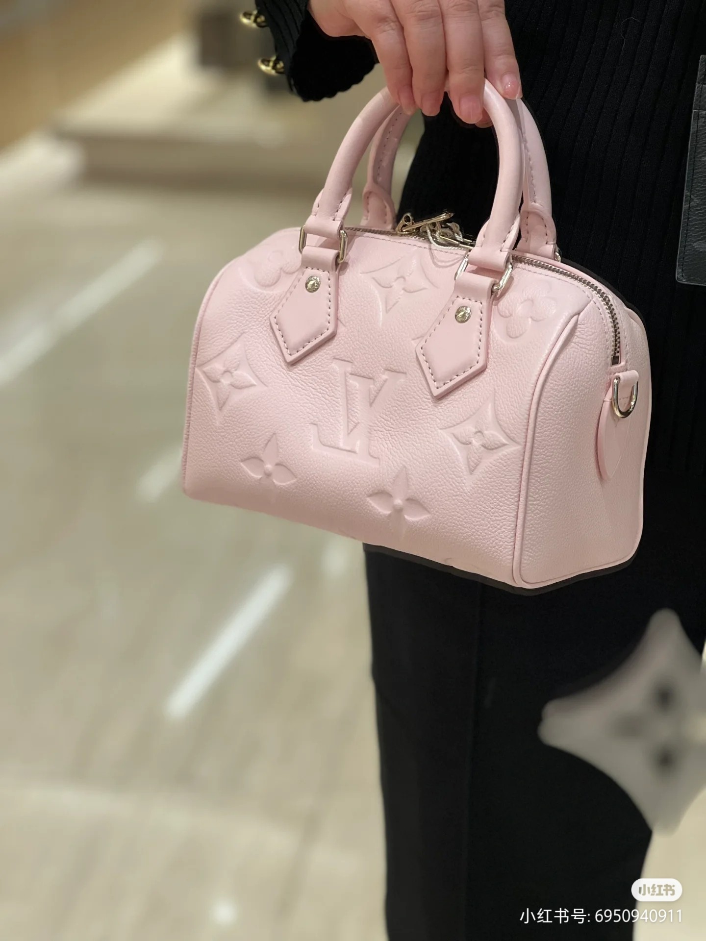 NO:210004,Original cowhide Model M47136 cherry blossom pink model Speedy Bandoulière 20 handbag reveals subtle luster in new season colors. Classic configuration, rolled leather handle and key bag trace back to the design elements of the 20th century Louis Vuitton suitcase, removable chain and leather shoulder strap to achieve shoulder and crossbody selection. Dimensions 20.5 x 13.5 x 12.0 cm (Length x Height x Width), LV [Top Original List], louis vuitton, louis vuitton,cowhide19860909原厂牛皮 型号M47136樱花粉本款 Speedy Bandoulière 20 手袋以新季色彩展露微妙莹泽.经典构型、轧制皮革手柄和钥匙包回溯 20 世纪路易威登行李箱的设计元素,可拆卸链条及皮革肩带实现肩背和斜挎选择.尺寸20.5 x 13.5 x 12.0 厘米 (长 x 高 x 宽),LV【顶级原单】,louis vuitton,louis vuitton,cowhide,Bag