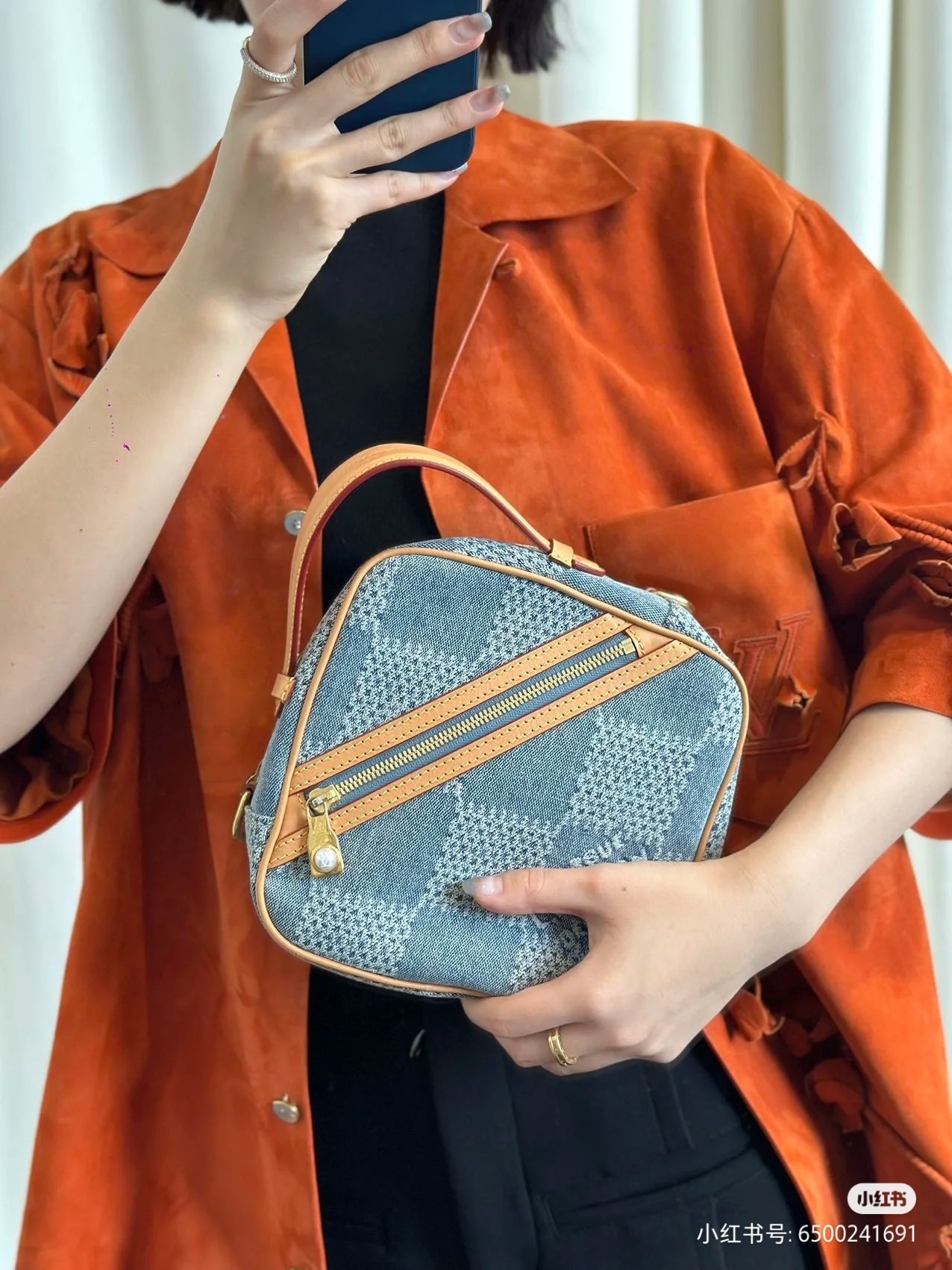 NO:206753,The original single-quality coded chip all-steel hardware model N40706 denim Chess postman bag is a classic Damier checkered with the brand, which uses Damier Denim 3D cotton canvas to present the summer interpretation of Damier elements by harrell Williams. The GOTS (global organic textile standard) certified cotton material brings a soft texture, and the beaded zipper tip adds an elegant atmosphere. 24 x 24 x 8 cm (length x height x width), LV [top original list], louis vuitton19860909原单品质编码芯片全钢五金型号N40706牛仔本款 Chess 邮差包的别致构型致意品牌经典 Damier 格纹,以 Damier Denim 3D 棉质帆布呈现 harrell Williams 对 Damier 元素的夏日演绎.GOTS（全球有机纺织品标准）认证的棉料带来舒软质感,珠饰拉链头增添雅致气息. 24 x 24 x 8 厘米 (长度 x 高 x 宽),LV【顶级原单】,louis vuitton,Bag