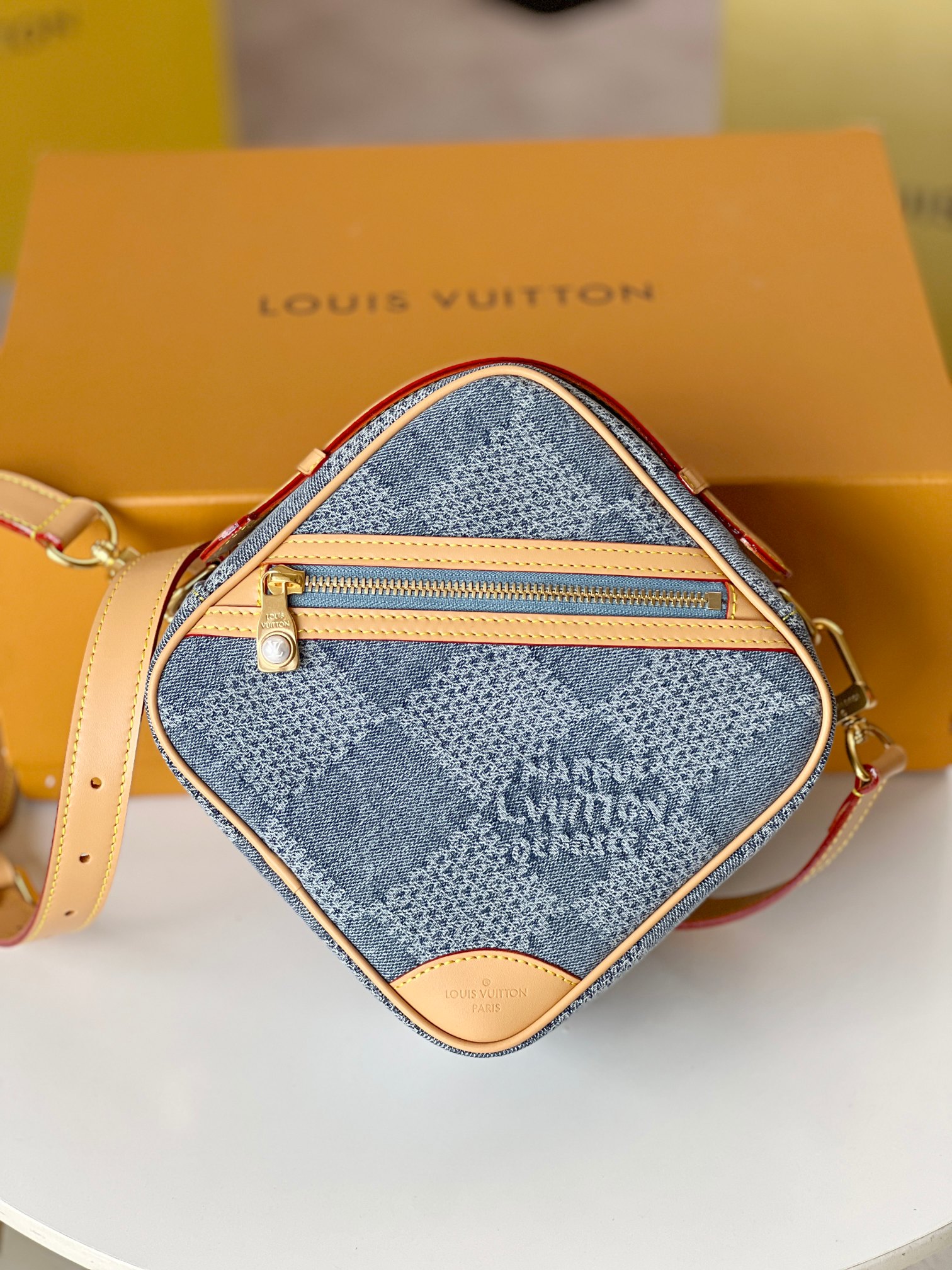 NO:206748,Genuine grade original single-quality coded chip all-steel hardware model N40706 denim Chess postman bags greet the brand's classic Damier check, with Damier Denim 3D cotton canvas presenting Pharrell Williams' summer interpretation of Damier elements. GOTS (global organic textile standard) certified cotton material brings a soft texture, and beaded zipper head adds an elegant atmosphere. 24 x 24 x 8 cm (length x height x width), LV [top original list], louis vuitton19860909正品级 原单品质编码芯片全钢五金型号N40706牛仔本款 Chess 邮差包的别致构型致意品牌经典 Damier 格纹,以 Damier Denim 3D 棉质帆布呈现 Pharrell Williams 对 Damier 元素的夏日演绎.GOTS（全球有机纺织品标准）认证的棉料带来舒软质感,珠饰拉链头增添雅致气息. 24 x 24 x 8 厘米 (长度 x 高 x 宽),LV【顶级原单】,louis vuitton,Bag