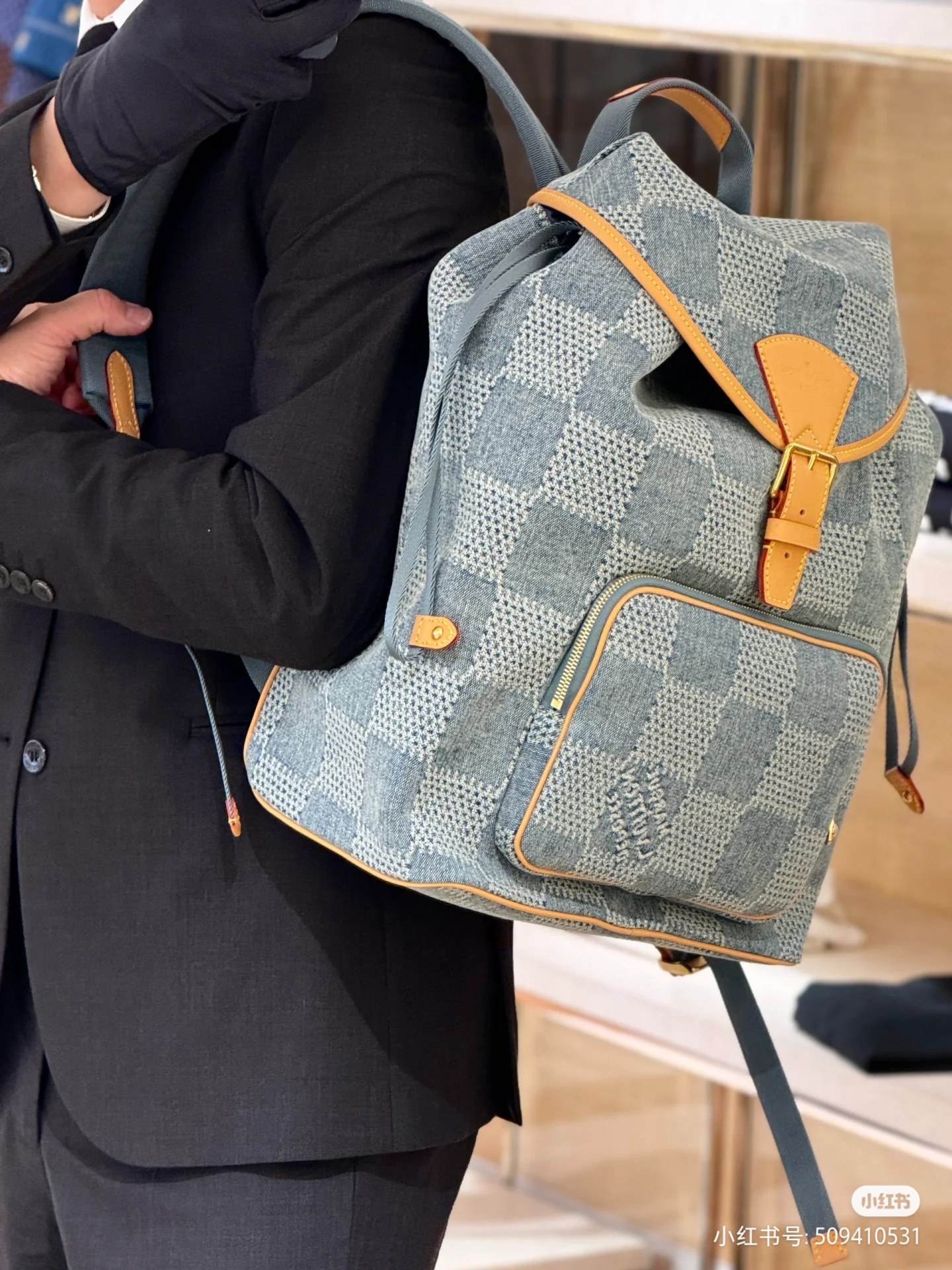 NO:200650,Top original single code chip, model N40708 top original single Montsouris backpack plastered with Monogram yellow leather pattern on faded denim, creating a personal choice beyond classic design. Drawstrings are closed and soft configuration, retro labels are derived from brand collection. 32.0 x 40.0 x 19.0 cm (Length x Height x Width) 006500, LV [Top original single], louis vuitton19860909顶级原单编码芯片,型号 N40708顶级原单 Montsouris 双肩包将 Monogram 黄皮配图案压格于褪色丹宁布,成就经典设计之外的个性选择.抽绳收拢柔软构型,复古标签源自品牌典藏.32.0 x 40.0 x 19.0 厘米 (长 x 高 x 宽)006500,LV【顶级原单】,louis vuitton,Bag