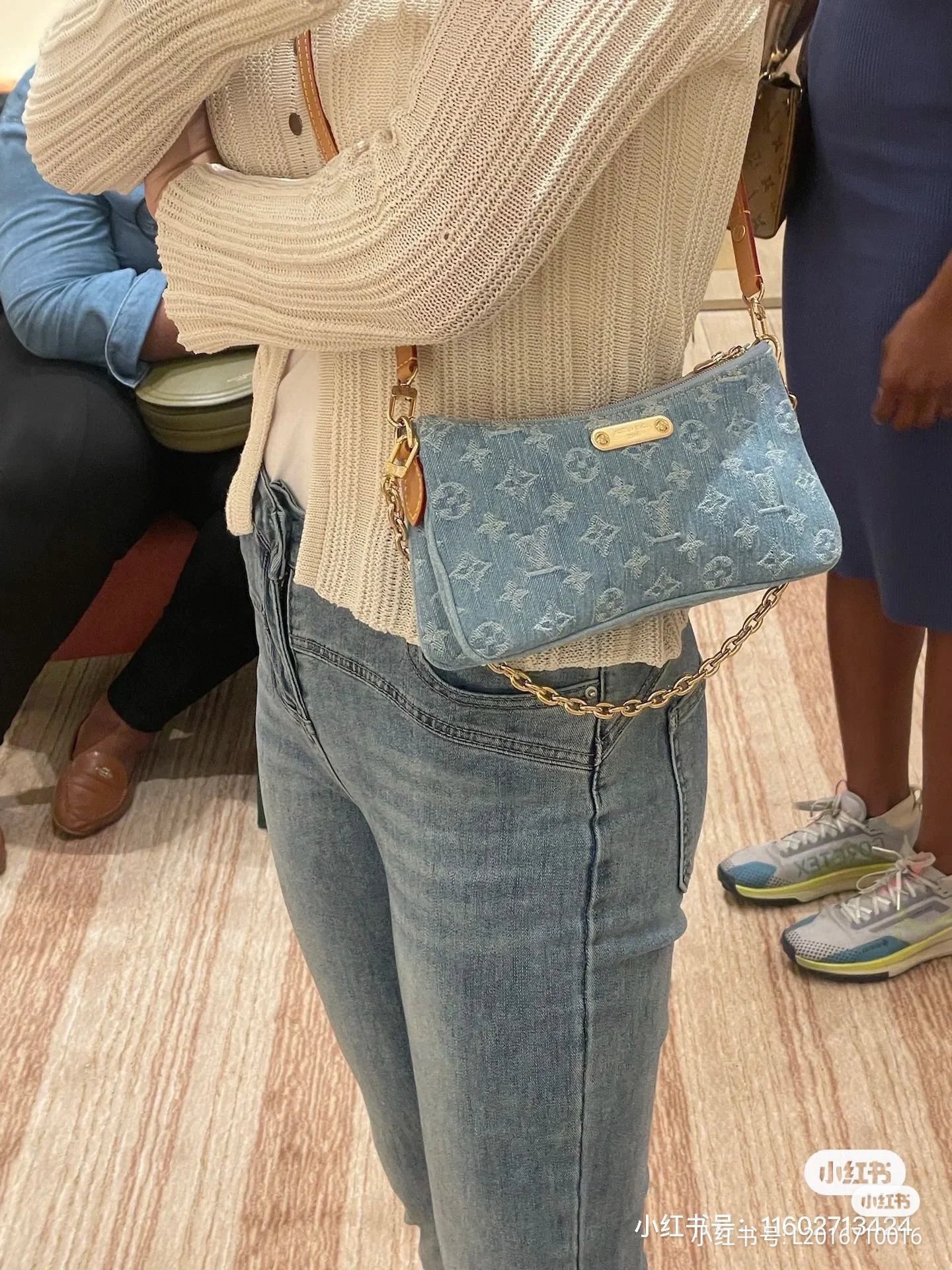 NO:206722,Top Original Single Model M83532 Top Original Single Monogram New Denim Liv ochette is made of a detachable gold chain and a detachable and adjustable dual strap, made of Louis Vuitton's signature natural cowhide. The secure double zipper closure and engraved gold trim add to the cake of this stylish item. Size24x13x6.5cm@0034000, LV【Top Original Single】, louis vuitton, louis vuitton, cowhide19860909顶级原单型号M83532 顶级原单 Monogram新款牛仔 材质的Liv ochette可紧贴手臂.它配有一条可拆卸的金色链条和一条可拆卸、可调节的双表带,采用路易威登标志性的天然牛皮制成.安全的双拉链封口和镌刻的金色饰板为这款时尚单品锦上添花.size24x13x6.5cm@0034000,LV【顶级原单】,louis vuitton,louis vuitton,cowhide,Bag