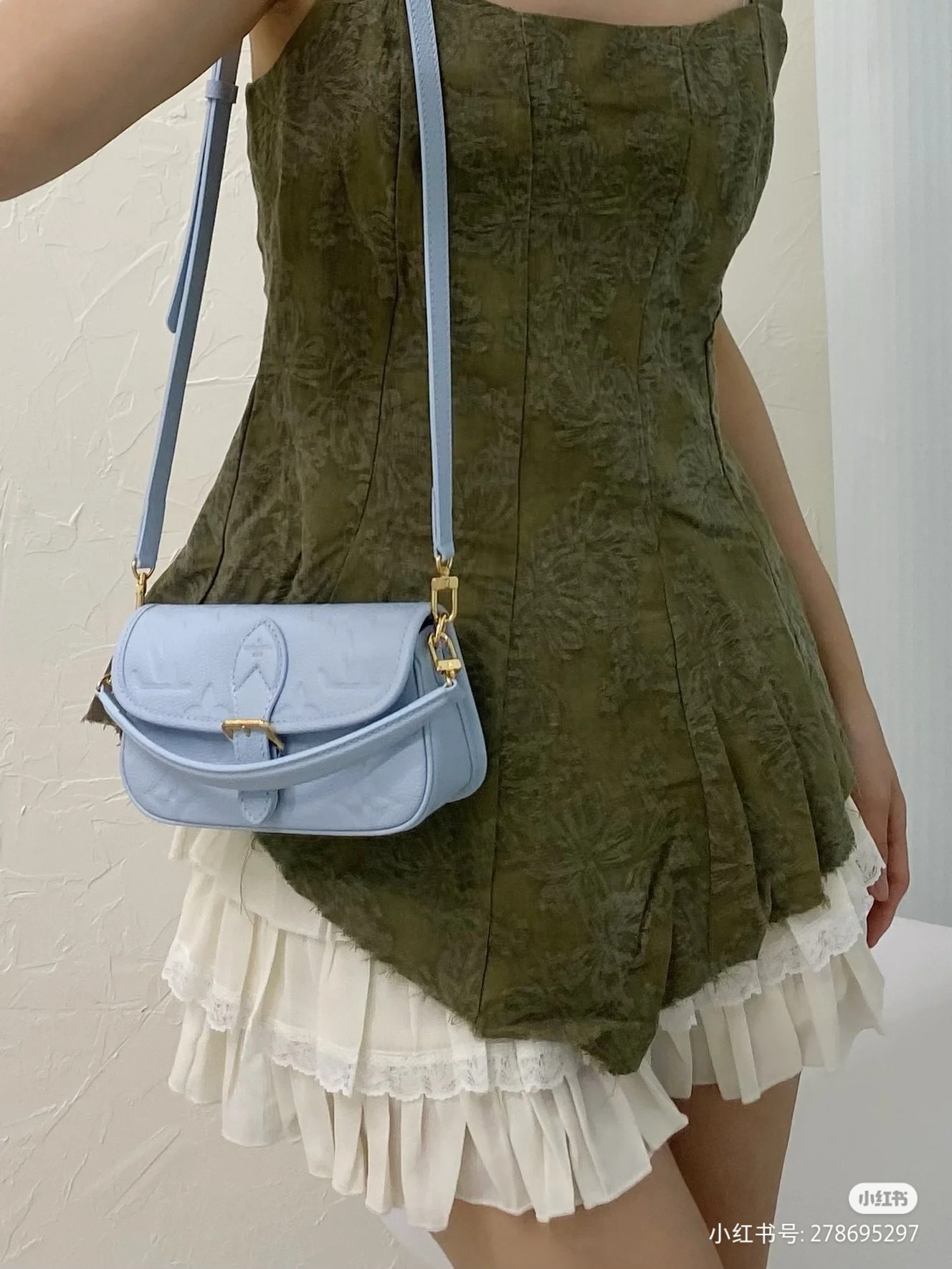 NO:394991,Original single-head layer variable chip all-steel hardware model M83300 apricot M83566 pink M83592 blue, black, small mini baguette, this Nano Diane handbag condenses Diane handbag classic configuration, rendering dual tones for Monogram Emreinte leather. The rounded flap, exquisite lace and belt-type magnetic buckle closure flexible to show the iconic details of the prototype, the removable handle and removable and adjustable shoulder straps enable multiple portability methods. 19.0 x 10.5 x 6.0 cm (Length x Height x Width) @0040000, LV [Top Original Single], louis vuitton19860909原单头层变码芯片全钢五金型号 M83300杏色 M83566 粉色 M83592 蓝色,黑色,小号mini法棍,本款 Nano Diane 手袋浓缩 Diane 手袋的经典构型,为 Monogram Emreinte 皮革渲染双重色调.圆润翻盖、考究镶边和腰带式磁扣开合灵动展现原型的标志性细节,可拆卸手柄和可拆卸并调节的肩带实现多种背携方式.19.0 x 10.5 x 6.0 厘米 (长 x 高 x 宽)@0040000,LV【顶级原单】,louis vuitton,Bag