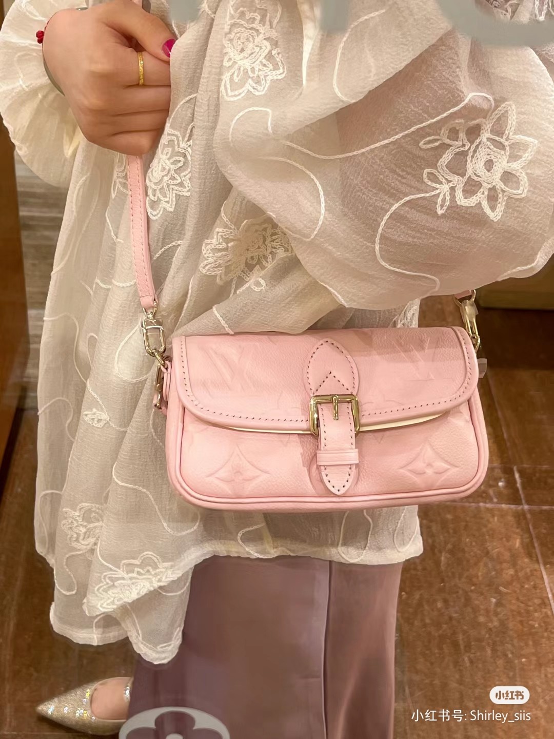 NO:213813,Original single-head layer variable chip all-steel hardware model M83300 apricot M83566 pink M83592 blue, black, small mini baguette The Nano Diane handbag condenses the classic configuration of the Diane handbag, which is rendered in dual tones for Monogram Emreinte leather. The rounded flap, exquisite lace and belt-type magnetic buckle closure flexible to show the iconic details of the prototype, the removable handle and removable and adjustable shoulder straps enable multiple portability methods. 19.0 x 10.5 x 6.0 cm (Length x Height x Width) @0040000, LV [Top Original Single], louis vuitton19860909原单头层变码芯片全钢五金型号 M83300杏色 M83566 粉色 M83592 蓝色,黑色,小号mini法棍 本款 Nano Diane 手袋浓缩 Diane 手袋的经典构型,为 Monogram Emreinte 皮革渲染双重色调.圆润翻盖、考究镶边和腰带式磁扣开合灵动展现原型的标志性细节,可拆卸手柄和可拆卸并调节的肩带实现多种背携方式.19.0 x 10.5 x 6.0 厘米 (长 x 高 x 宽)@0040000,LV【顶级原单】,louis vuitton,Bag