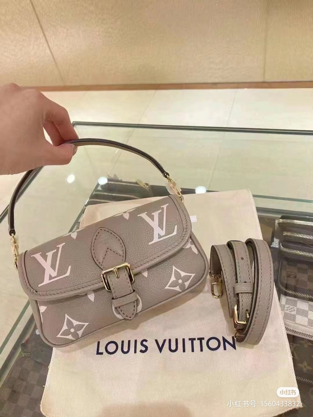 NO:213818,Original single-head layer variable chip all-steel hardware model M83300 apricot M83566 pink M83592 blue, black, small mini baguette, this Nano Diane handbag condenses Diane handbag classic configuration, rendering dual tones for Monogram Emreinte leather. The rounded flap, exquisite lace and belt-type magnetic buckle closure flexible to show the iconic details of the prototype, the removable handle and removable and adjustable shoulder straps enable multiple portability methods. 19.0 x 10.5 x 6.0 cm (Length x Height x Width) @0040000, LV [Top Original Single], louis vuitton19860909原单头层变码芯片全钢五金型号 M83300杏色 M83566 粉色 M83592 蓝色,黑色,小号mini法棍,本款 Nano Diane 手袋浓缩 Diane 手袋的经典构型,为 Monogram Emreinte 皮革渲染双重色调.圆润翻盖、考究镶边和腰带式磁扣开合灵动展现原型的标志性细节,可拆卸手柄和可拆卸并调节的肩带实现多种背携方式.19.0 x 10.5 x 6.0 厘米 (长 x 高 x 宽)@0040000,LV【顶级原单】,louis vuitton,Bag