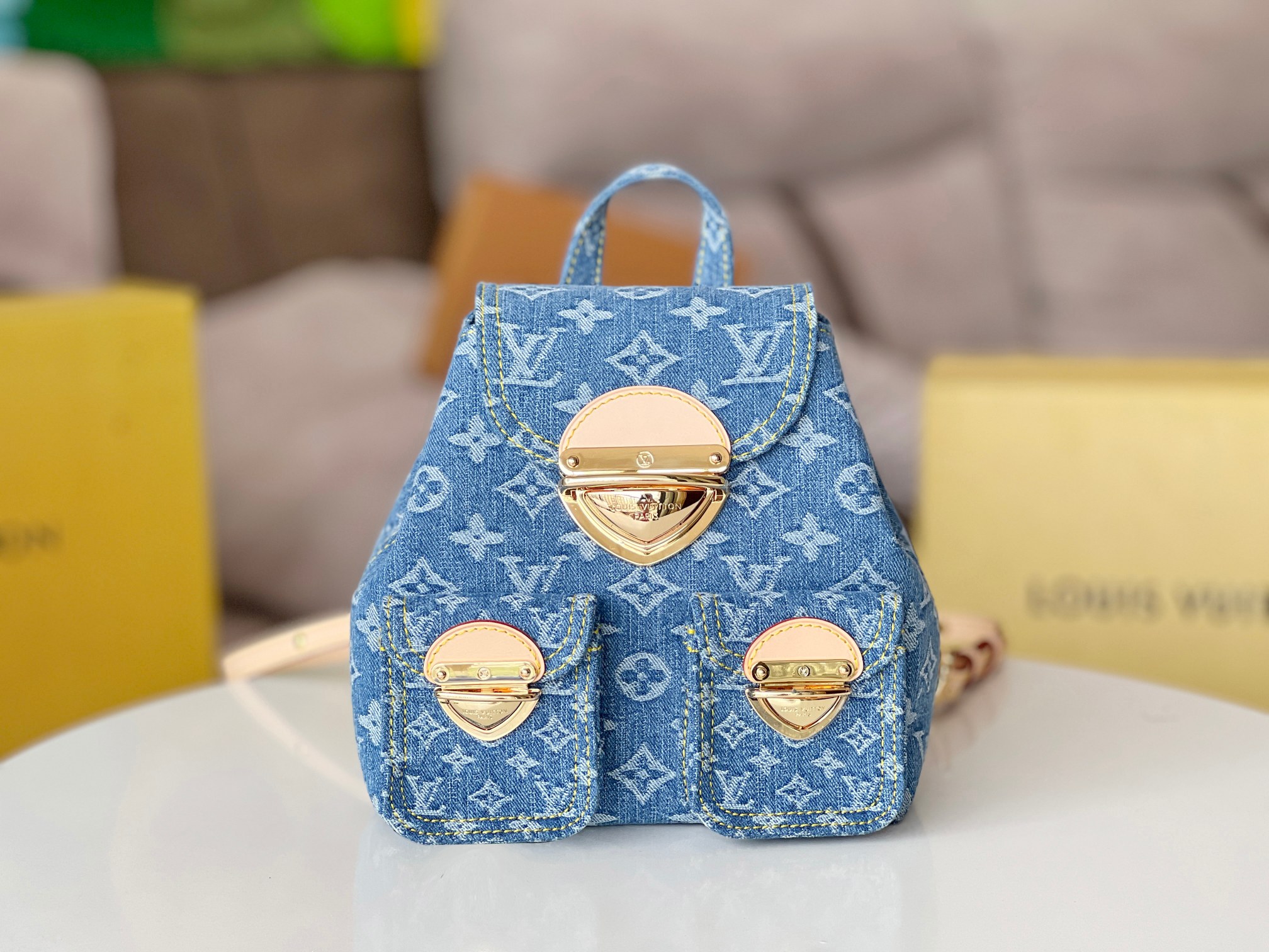 NO:206820,Genuine grade original single-quality coded chip all-steel hardware model M46836 Venice backpack is made of Monogram Denim canvas, with eye-catching buckles to open the flip and front pocket. The compact configuration contains plenty of space and can easily accommodate iPhone 14 Pro Max, keys, wallets, headphones and sunglasses boxes and other daily needs. Global Organic Textile Standard (GOTS) Monogram Denim canvas, cowhide trim, global Organic Textile Standard (GOTS) certified cotton lining, metal piece, one plug buckle, one hook buckle, one front pocket, one patch pocket, one shoulder strap is not removable and adjustable!  Size: 24x26x7cm@,LV【Top Original List】,louis vuitton,cowhide19860909正品级 原单品质编码芯片全钢五金型号M46836 Venice 双肩包取材 Monogram Denim 帆布,以瞩目插扣开启翻盖和前袋.小巧构型内含充裕空间,可轻松容纳 iPhone 14 Pro Max、钥匙、钱夹、耳机和太阳眼镜盒等日常所需.全球有机纺织品标准（GOTS）Monogram Denim 帆布一牛皮革饰边一全球有机纺织品标准（GOTS）认证棉内衬一金属件一插扣一内钩扣一前袋一内贴袋一肩带不可拆卸,可调节！尺寸:24x26x7cm@,LV【顶级原单】,louis vuitton,cowhide,Bag