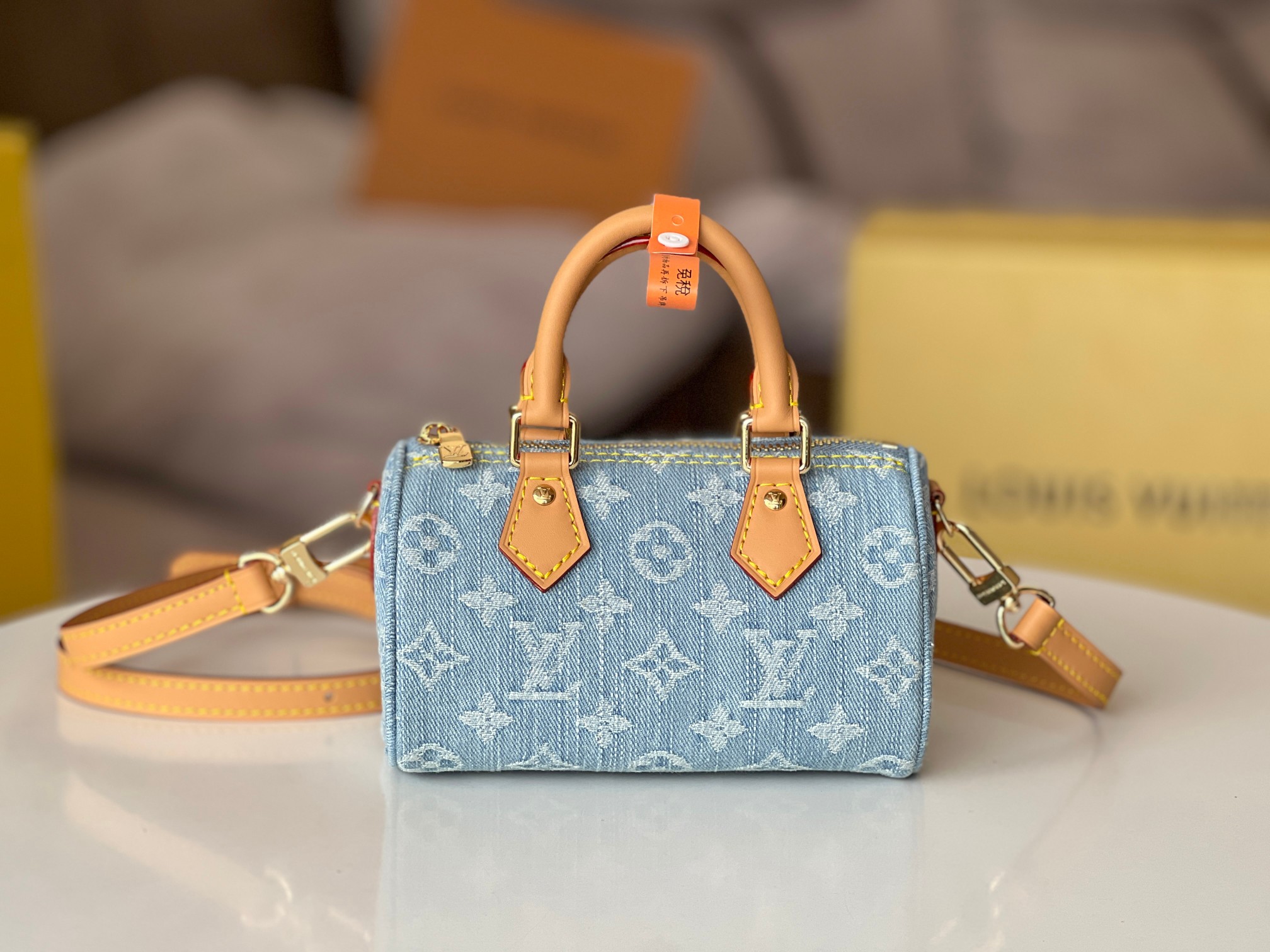 NO:202425,,Original single-style all-steel hardware model M11212 light blue denim jeans pillow bag speedy series NANO SPEEDY handbag This Nano Speedy handbag is made of cotton tannin woven into Monogram pattern, bleached and sand-washed to present a retro style. Cowhide leather shaped handles and removable and adjustable shoulder straps, giving a subtle old-fashioned effect. Size 16 x 10 x 7.5 cm @,LV【Top Original List】,louis vuitton,cowhide19860909,原单品馆全钢五金型号M11212浅蓝丹宁牛仔 枕头包speedy系列 NANO SPEEDY 手袋 本款 Nano Speedy 手袋为棉质丹宁织就 Monogram 图案,经漂白和砂洗后呈现复古风范.牛皮革塑造手柄和可拆卸并调节的肩带,呈现微妙做旧效果. 尺寸16 x 10 x 7.5 厘米@,LV【顶级原单】,louis vuitton,cowhide,Bag