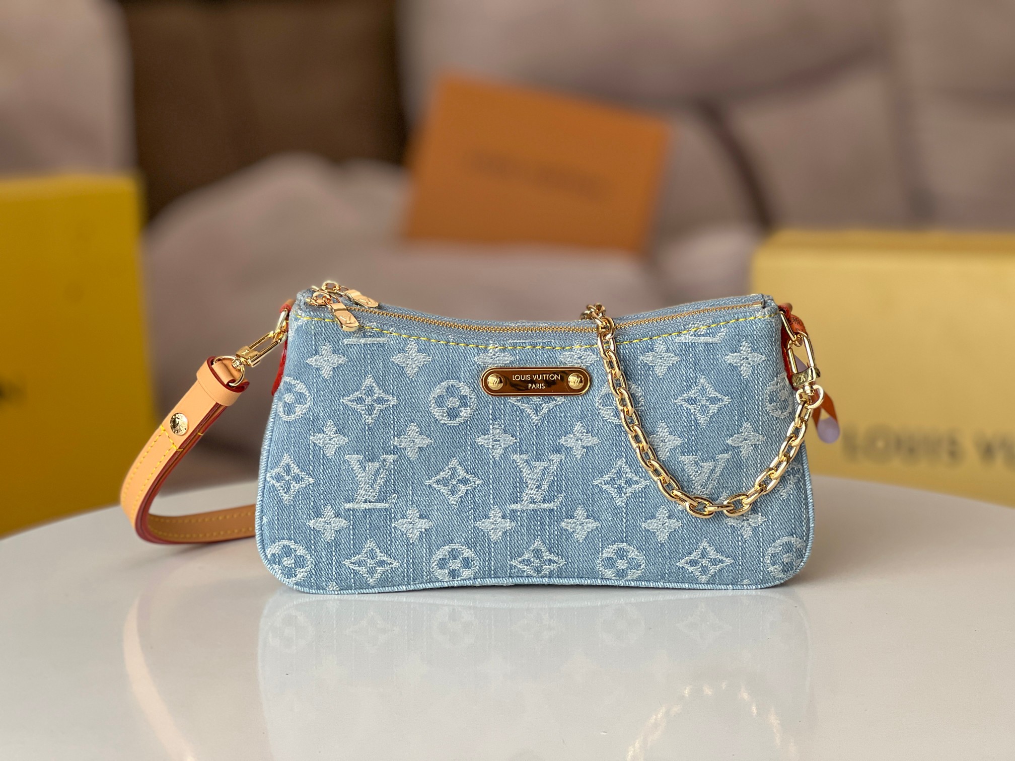 NO:206749,Genuine Grade Top Original Single Model M83532 Top Original Single Monogram New Denim Liv pochette fits tightly on the arm. It comes with a detachable gold chain and a detachable and adjustable dual strap, made of Louis Vuitton's signature natural cowhide. The secure double zipper closure and engraved gold trim add to the cake of this stylish item. Size24x13x6.5cm@,LV【Top Original Single】,louis vuitton,louis vuitton,cowhide19860909正品级 顶级原单型号M83532 顶级原单 Monogram新款牛仔 材质的Liv pochette可紧贴手臂.它配有一条可拆卸的金色链条和一条可拆卸、可调节的双表带,采用路易威登标志性的天然牛皮制成.安全的双拉链封口和镌刻的金色饰板为这款时尚单品锦上添花.size24x13x6.5cm@,LV【顶级原单】,louis vuitton,louis vuitton,cowhide,Bag