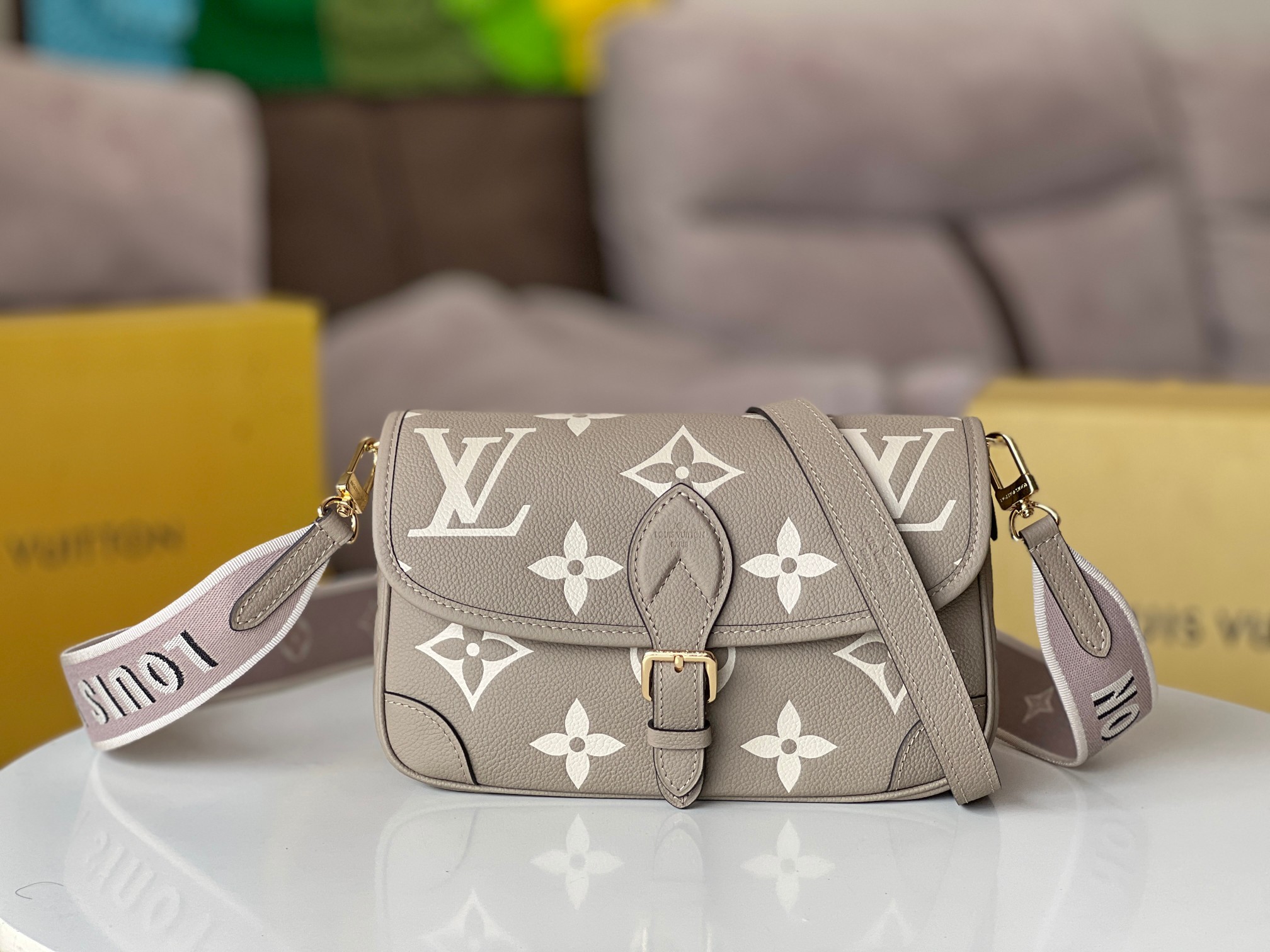 NO:200370,Original leather model M46583 khaki Diane handbag is made of Louis Vuitton classic Monogram Empreinte embossed leather, woven the brand logo into a detachable wide jacquard shoulder strap, and add a crossbody option in addition to the detachable leather shoulder strap. It is flexible to match the elegant style or dynamic style, and is full of retro style from the 1990s. Detailed features 23*16*8.5CM, LV [top original list], louis vuitton, louis vuitton19860909原厂皮型号M46583卡其本款 Diane 手袋取材路易威登经典 Monogram Empreinte 压纹皮革,将品牌标识织入可拆卸宽幅提花肩带,在可拆卸皮革肩背带之外再添斜挎选择,灵活契合优雅格调或动感风尚,洋溢 90 年代复古风尚. 详细特征23*16*8.5CM,LV【顶级原单】,louis vuitton,louis vuitton,Bag