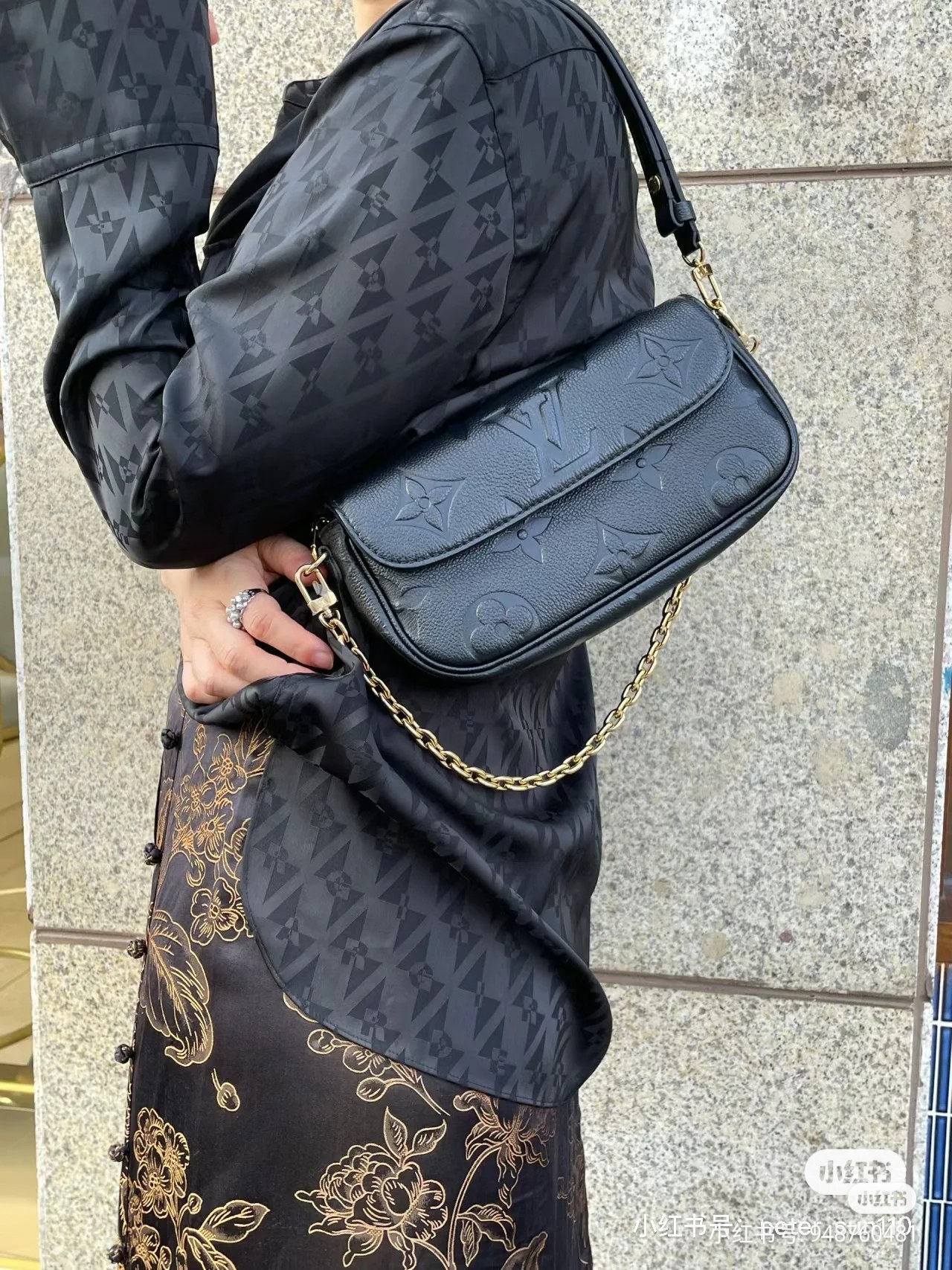 NO:210052,Original single-quality all-steel hardware model M82154 black, M82210 white, M82211 khaki, LVYY underarm bag, this Wallet on Chain Ivy handbag is made of Monogram Emreinte grain leather, with large Monogram pattern imprinted on it. It can be held in hand or used with a short shoulder chain, or it can be tied with adjustable leather shoulder straps to create a leisurely crossbody shape. It is suitable for both day and night. 23.5 x 12 x 4.3 cm (length x height x width) @00360000, LV [top original single], louis vuitton19860909原单品质全钢五金型号M82154黑,M82210白,M82211卡其,LVYY腋下包,本款 Wallet on Chain Ivy 手袋取材 Monogram Emreinte 粒面皮革,其上压印大号 Monogram 图案.可手拿或利用链条短肩背,亦可系上可调节皮革肩带,打造悠闲斜挎造型.昼夜场合皆宜. 23.5 x 12 x 4.3厘米 (长度 x 高 x 宽)@00360000,LV【顶级原单】,louis vuitton,Bag
