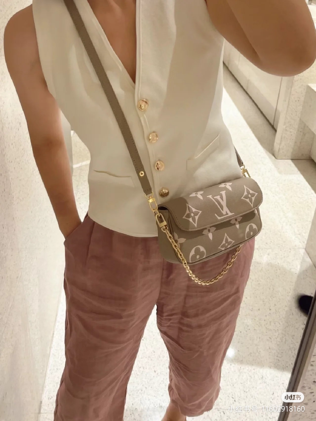 NO:201182,Original single-quality all-steel hardware model M82154 black, M82210 white, M82211 khaki, LVYY underarm bag, this Wallet on Chain Ivy handbag is made of Monogram Emreinte grain leather, with large Monogram pattern imprinted on it. It can be held in hand or used with a short shoulder chain, or it can be tied with adjustable leather shoulder straps to create a leisurely crossbody shape. It is suitable for both day and night. 23.5 x 12 x 4.3 cm (length x height x width) @00360000, LV [top original single], louis vuitton19860909原单品质全钢五金型号M82154黑,M82210白,M82211卡其,LVYY腋下包,本款 Wallet on Chain Ivy 手袋取材 Monogram Emreinte 粒面皮革,其上压印大号 Monogram 图案.可手拿或利用链条短肩背,亦可系上可调节皮革肩带,打造悠闲斜挎造型.昼夜场合皆宜. 23.5 x 12 x 4.3厘米 (长度 x 高 x 宽)@00360000,LV【顶级原单】,louis vuitton,Bag