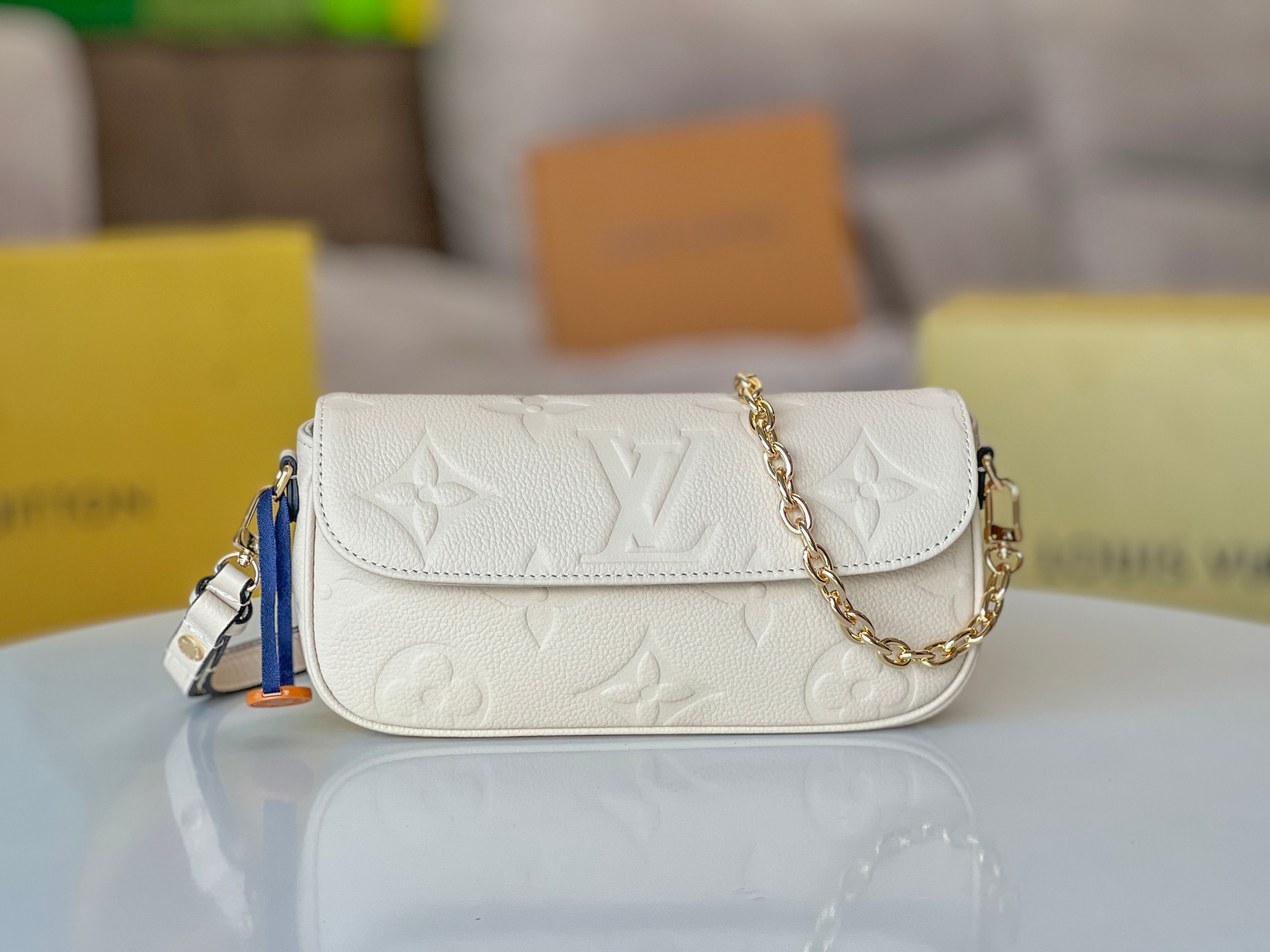 NO:210043,Original single-quality all-steel hardware model M82154 black, M82210 white, M82211 khaki, LVYY underarm bag, this Wallet on Chain Ivy handbag is made of Monogram Empreinte grain leather, with large Monogram pattern imprinted on it. It can be held in hand or used with a short shoulder chain, or it can be tied with adjustable leather shoulder straps to create a leisurely crossbody shape. It is suitable for both day and night. 23.5 x 12 x 4.3 cm (length x height x width), LV [top original single], louis vuitton19860909原单品质全钢五金型号M82154黑,M82210白,M82211卡其,LVYY腋下包,本款 Wallet on Chain Ivy 手袋取材 Monogram Empreinte 粒面皮革,其上压印大号 Monogram 图案.可手拿或利用链条短肩背,亦可系上可调节皮革肩带,打造悠闲斜挎造型.昼夜场合皆宜. 23.5 x 12 x 4.3厘米 (长度 x 高 x 宽),LV【顶级原单】,louis vuitton,Bag
