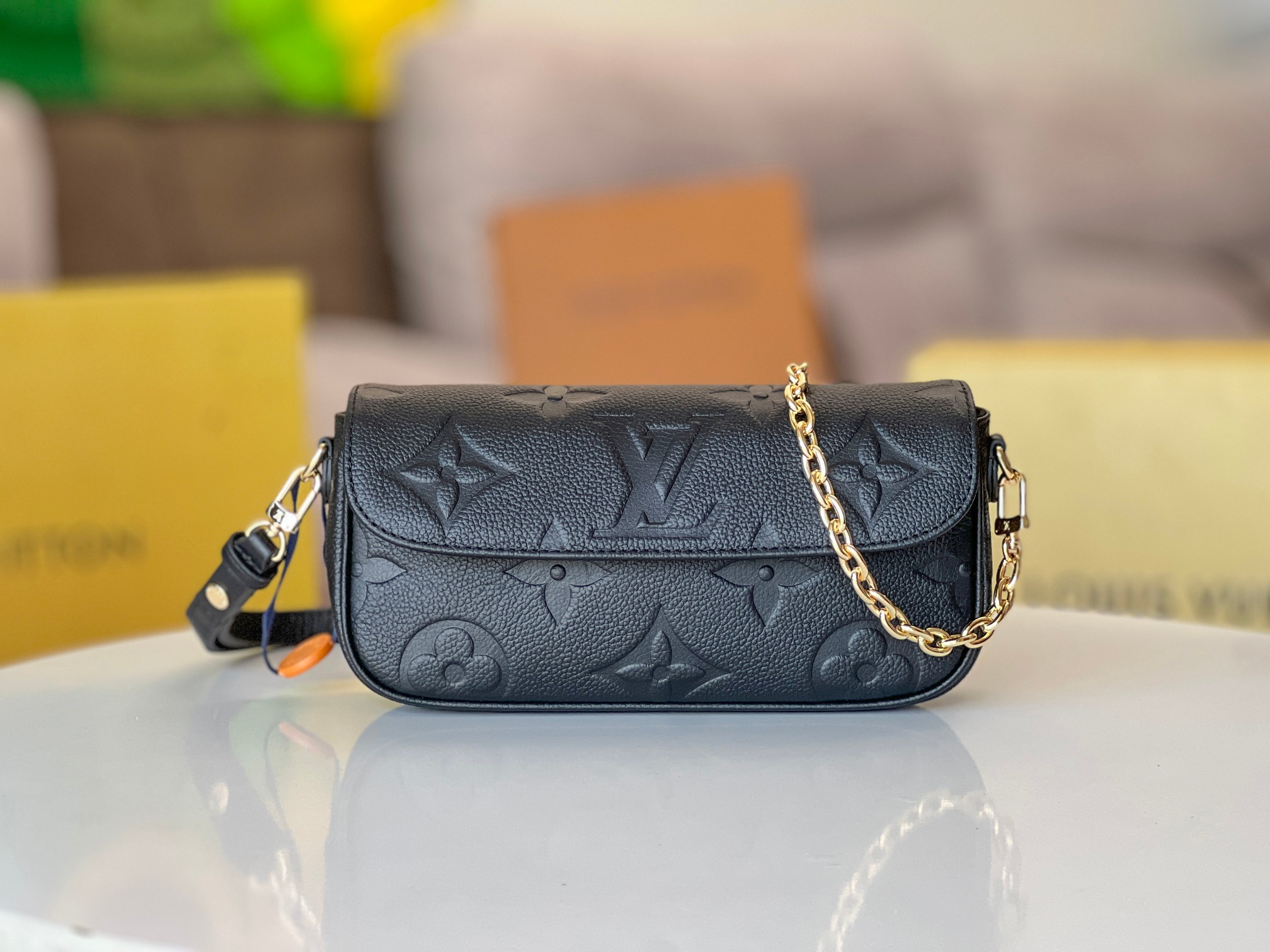 NO:210048,Original single-quality all-steel hardware model M82154 black, M82210 white, M82211 khaki, LVYY underarm bag, this Wallet on Chain Ivy handbag is made of Monogram Empreinte grain leather, with large Monogram pattern imprinted on it. It can be held in hand or used with a short shoulder chain, or it can be tied with adjustable leather shoulder straps to create a leisurely crossbody shape. It is suitable for both day and night. 23.5 x 12 x 4.3 cm (length x height x width), LV [top original single], louis vuitton19860909原单品质全钢五金型号M82154黑,M82210白,M82211卡其,LVYY腋下包,本款 Wallet on Chain Ivy 手袋取材 Monogram Empreinte 粒面皮革,其上压印大号 Monogram 图案.可手拿或利用链条短肩背,亦可系上可调节皮革肩带,打造悠闲斜挎造型.昼夜场合皆宜. 23.5 x 12 x 4.3厘米 (长度 x 高 x 宽),LV【顶级原单】,louis vuitton,Bag