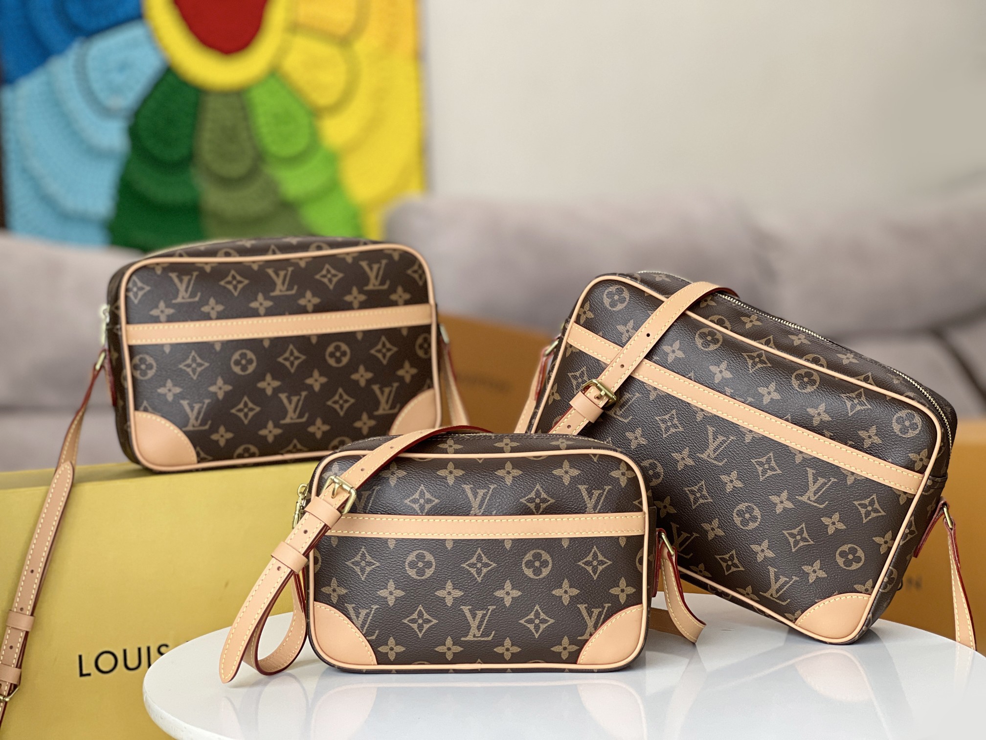 NO:200404,Original single-quality model M51272 large size, M51274 medium size, M51276 presbyterian small size, mid-range bag camera bag series, universal men and women adopts a comfortable rectangular structure for carrying, this exquisite small handbag adds a dynamic temperament to the shape. It is equipped with adjustable head leather shoulder straps, and the back is extremely comfortable and convenient. Sizes 29, 27, 23.5, LV [top original single], louis vuitton19860909原单品质型号 M51272大号,M51274中号,M51276老花小号 中古包相机包系列 男女通用采用背携舒适的长方行构造,此款精巧的小号手袋为造型增添动感气质.配有可调节头层皮肩带,背携极其舒适而方便.尺寸29,27,23.5,LV【顶级原单】,louis vuitton,Bag