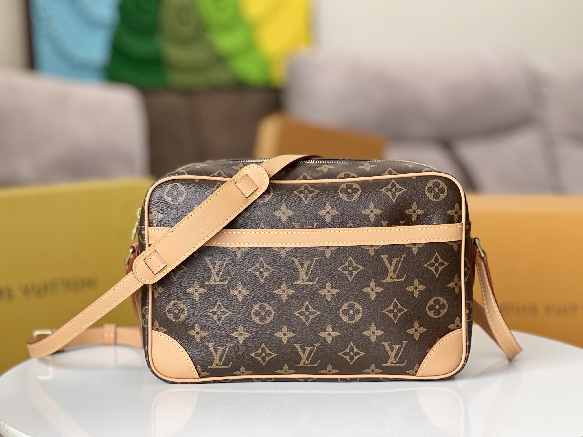 NO:200389,Original single-quality model M51272 presbyterian large size, mid-range bag camera bag series, universal men and women adopts a long rectangular structure that is comfortable to carry. This exquisite small handbag adds a dynamic temperament to the shape. It is equipped with adjustable head-layer leather shoulder straps, and the carrying is extremely comfortable and convenient. Size 29×19×7.5cm., LV [top original single], louis vuitton19860909原单品质型号 M51272老花大号 中古包相机包系列 男女通用采用背携舒适的长方行构造,此款精巧的小号手袋为造型增添动感气质.配有可调节头层皮肩带,背携极其舒适而方便.尺寸29×19×7.5cm.,LV【顶级原单】,louis vuitton,Bag