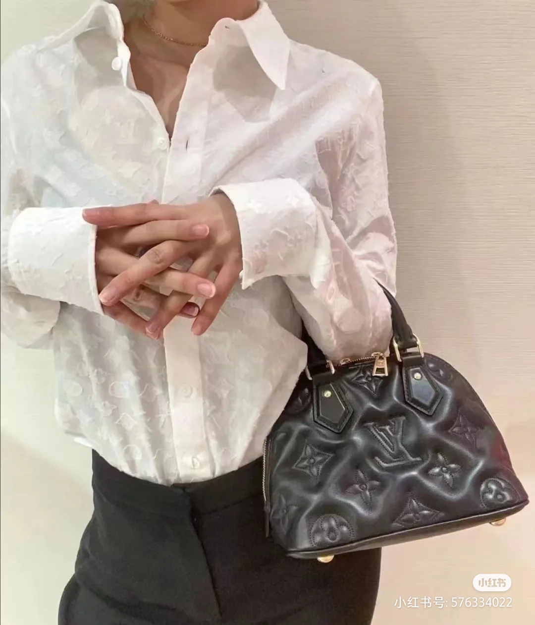 NO:201160,The perfect original hardware [ALMA BB handbag M59793 g color (embossed with embroidery thread) This Alma BB handbag adheres to the essence of the Art Deco style of the 1930s. It is a quilted cowhide embroidered Monogram pattern with a rolled leather handle and a removable and adjustable shoulder strap. The hand-held crossbody is converted at will. Size 24.5 x 18 x 12 cm, LV [top original], louis vuitton, cowhide19860909对版开发细节完美原单五金【ALMA BB 手袋 M59793 克色（绣线压花） 本款 Alma BB 手袋秉承 1930 年代装饰艺术风格精髓,为形态丰盈的绗缝牛皮革刺绣 Monogram 图案,搭配轧制皮革手柄和可拆卸并调节的肩带,手提斜挎随心转换. 尺寸24.5 x 18 x 12 厘米,LV【顶级原单】,louis vuitton,cowhide,Bag