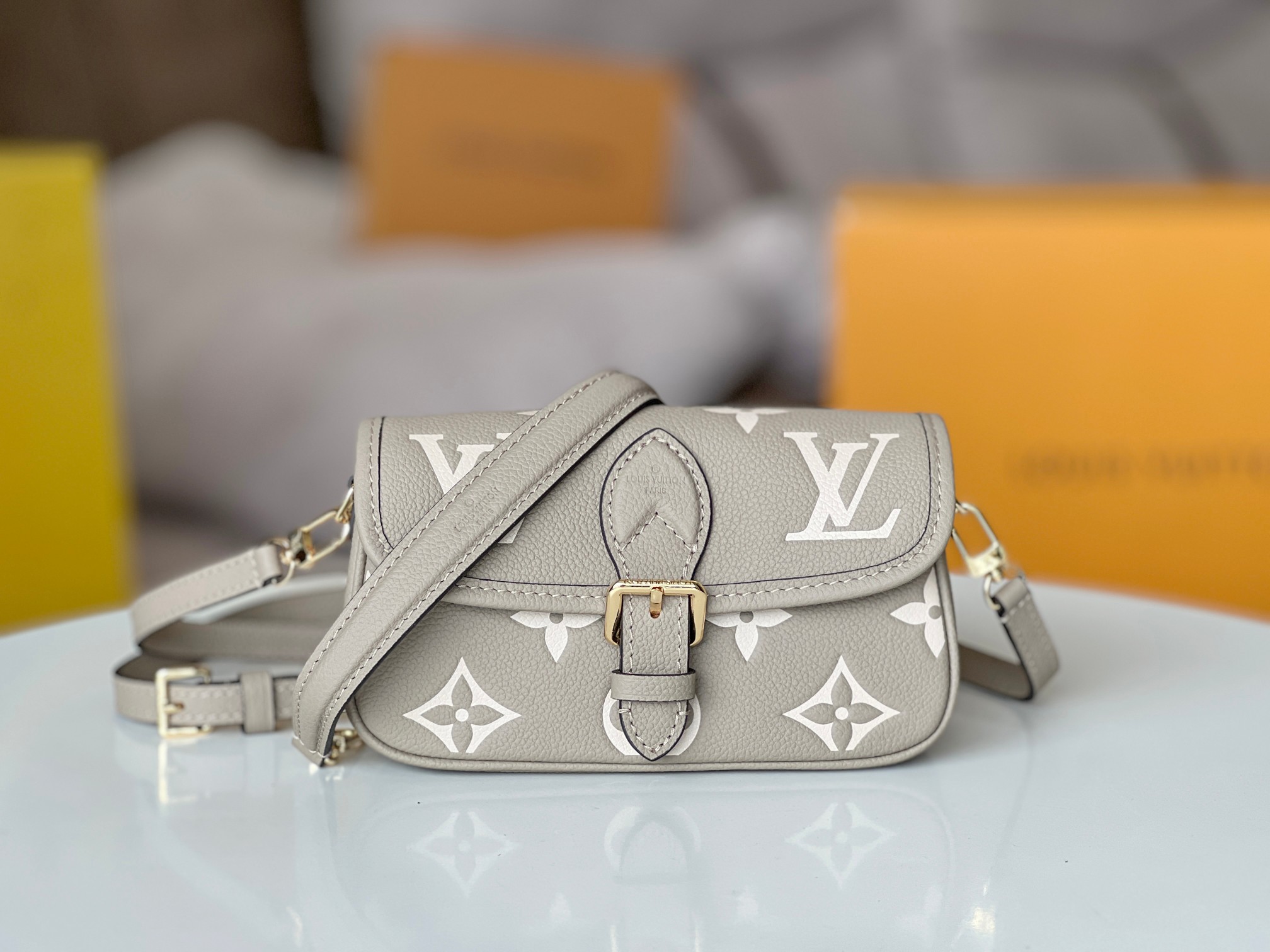 NO:213816,Original single-head layer variable chip all-steel hardware model M83300 apricot M83566 pink M83592 blue, black, small mini baguette, this Nano Diane handbag condenses Diane handbag classic configuration, rendering dual tones for Monogram Empreinte leather. The rounded flap, exquisite edging and belt-type magnetic buckle closure flexible to show the iconic details of the prototype, the removable handle and removable and adjustable shoulder straps enable multiple portability methods. 19.0 x 10.5 x 6.0 cm (Length x Height x Width)@,LV [Top Original Single],louis vuitton19860909原单头层变码芯片全钢五金型号 M83300杏色 M83566 粉色 M83592 蓝色,黑色,小号mini法棍,本款 Nano Diane 手袋浓缩 Diane 手袋的经典构型,为 Monogram Empreinte 皮革渲染双重色调.圆润翻盖、考究镶边和腰带式磁扣开合灵动展现原型的标志性细节,可拆卸手柄和可拆卸并调节的肩带实现多种背携方式.19.0 x 10.5 x 6.0 厘米 (长 x 高 x 宽)@,LV【顶级原单】,louis vuitton,Bag