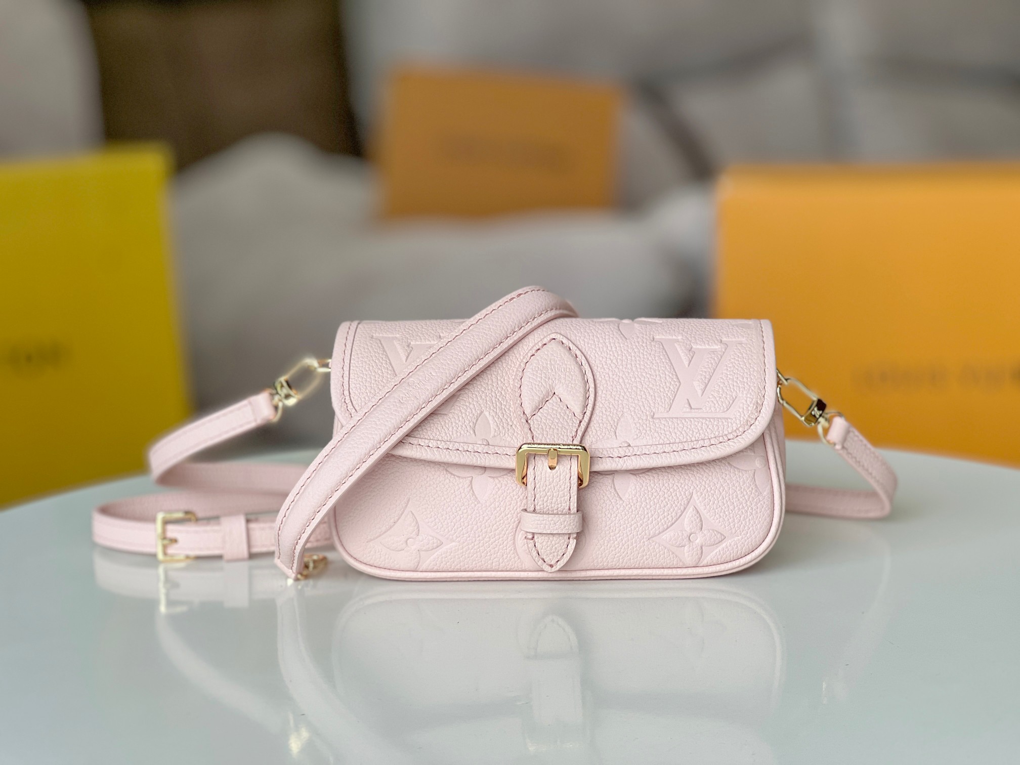 NO:213811,Original single-head layer variable chip all-steel hardware model M83300 apricot M83566 pink M83592 blue, black, small mini baguette, this Nano Diane handbag condenses Diane handbag classic configuration, rendering dual tones for Monogram Empreinte leather. The rounded flap, exquisite edging and belt-type magnetic buckle closure flexible to show the iconic details of the prototype, the removable handle and removable and adjustable shoulder straps enable multiple portability methods. 19.0 x 10.5 x 6.0 cm (Length x Height x Width), LV [top original single], louis vuitton19860909原单头层变码芯片全钢五金型号 M83300杏色 M83566 粉色 M83592 蓝色,黑色,小号mini法棍,本款 Nano Diane 手袋浓缩 Diane 手袋的经典构型,为 Monogram Empreinte 皮革渲染双重色调.圆润翻盖、考究镶边和腰带式磁扣开合灵动展现原型的标志性细节,可拆卸手柄和可拆卸并调节的肩带实现多种背携方式.19.0 x 10.5 x 6.0 厘米 (长 x 高 x 宽),LV【顶级原单】,louis vuitton,Bag