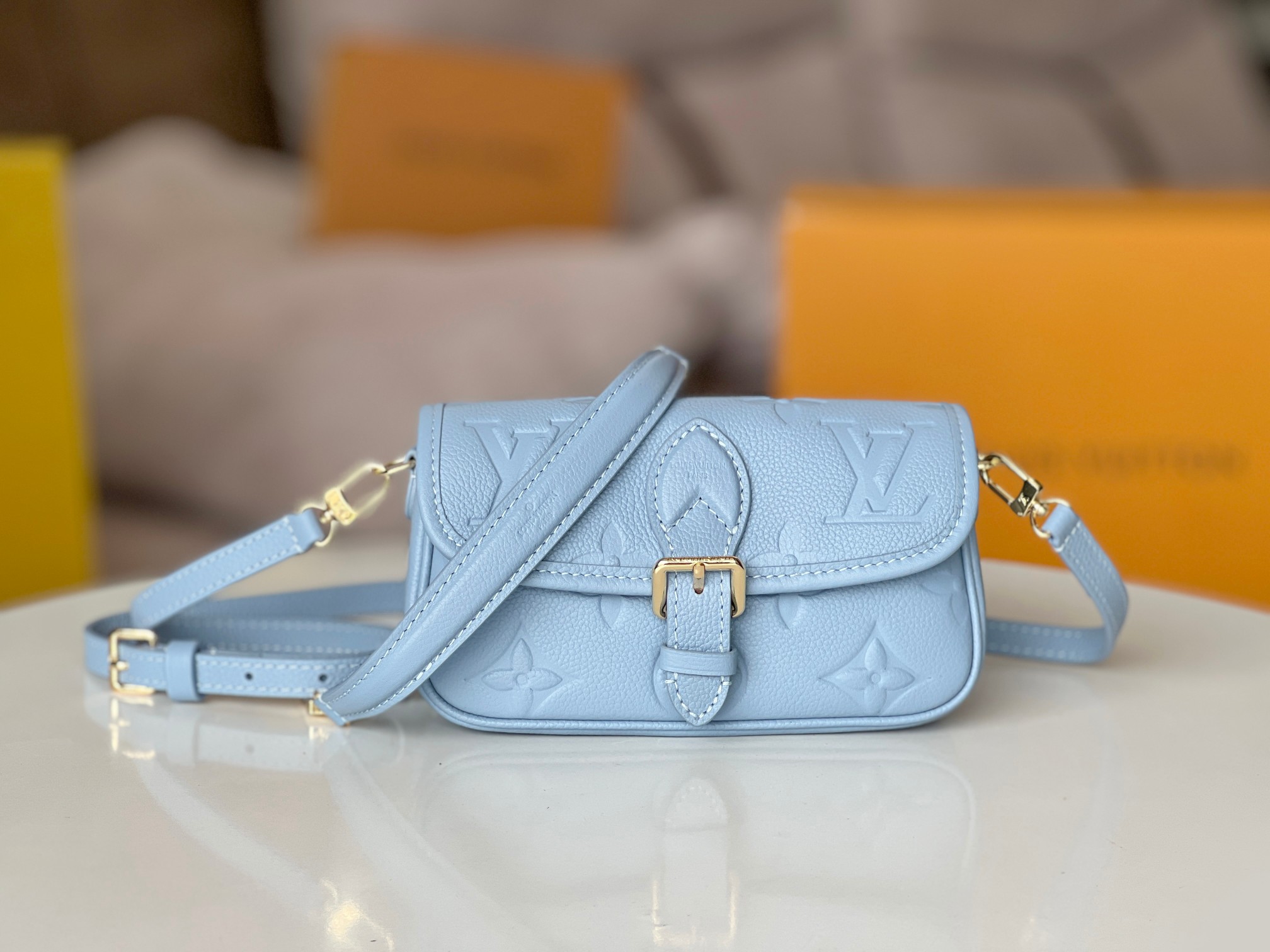 NO:213820,Original single-head layer variable chip all-steel hardware model M83300 apricot M83566 pink M83592 blue, black, small mini baguette, this Nano Diane handbag condenses Diane handbag classic configuration, rendering dual tones for Monogram Empreinte leather. The rounded flap, exquisite edging and belt-type magnetic buckle closure flexible to show the iconic details of the prototype, the removable handle and removable and adjustable shoulder straps enable multiple portability methods. 19.0 x 10.5 x 6.0 cm (Length x Height x Width)@,LV [Top Original Single],louis vuitton19860909原单头层变码芯片全钢五金型号 M83300杏色 M83566 粉色 M83592 蓝色,黑色,小号mini法棍,本款 Nano Diane 手袋浓缩 Diane 手袋的经典构型,为 Monogram Empreinte 皮革渲染双重色调.圆润翻盖、考究镶边和腰带式磁扣开合灵动展现原型的标志性细节,可拆卸手柄和可拆卸并调节的肩带实现多种背携方式.19.0 x 10.5 x 6.0 厘米 (长 x 高 x 宽)@,LV【顶级原单】,louis vuitton,Bag