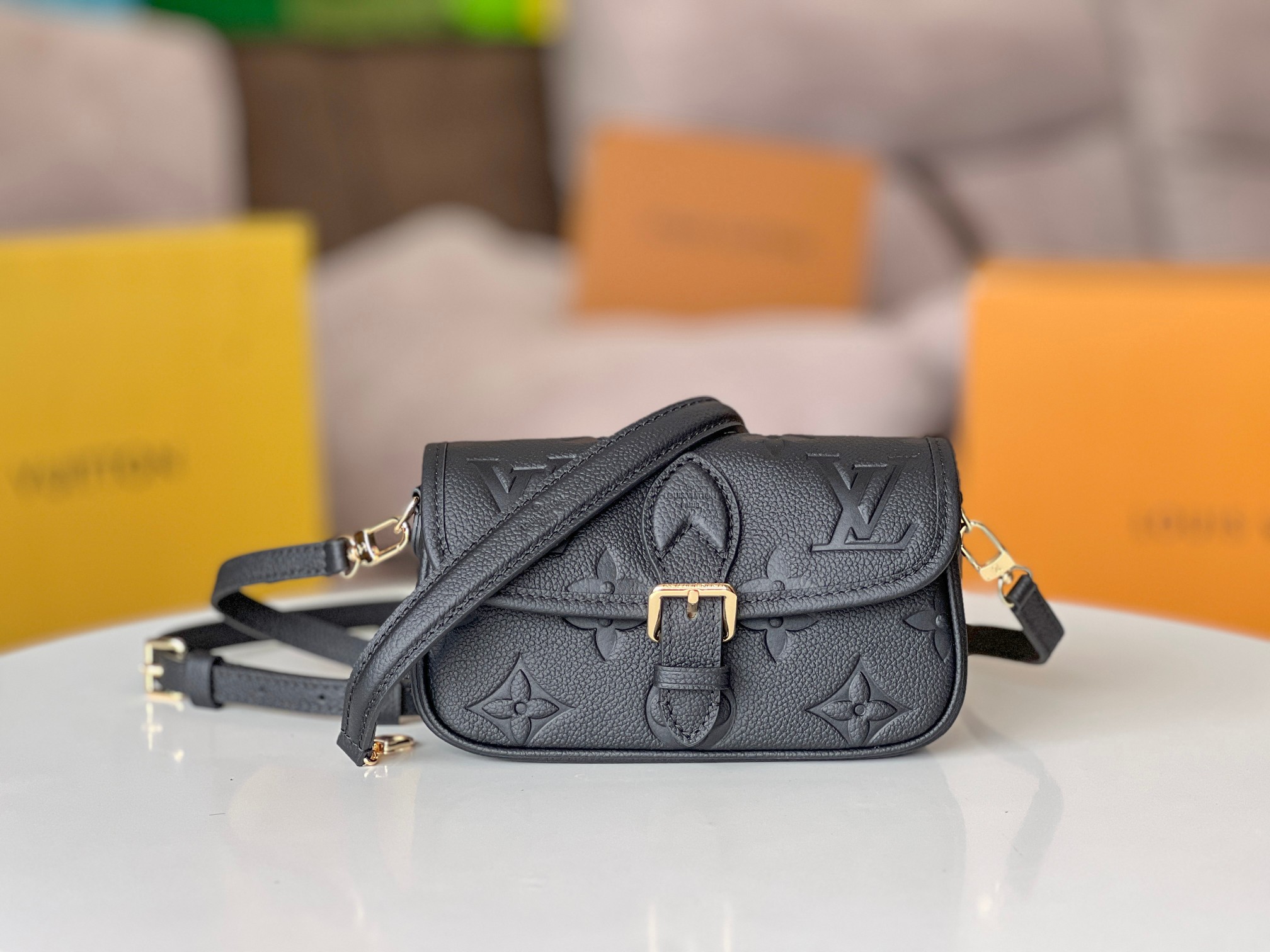 NO:213823,Original single-head layer variable chip all-steel hardware model M83300 apricot M83566 pink M83592 blue, black, small mini baguette, this Nano Diane handbag condenses Diane handbag classic configuration, rendering dual tones for Monogram Emreinte leather. The rounded flap, exquisite lace and belt-type magnetic buckle closure flexible to show the iconic details of the prototype, the removable handle and removable and adjustable shoulder straps enable multiple portability methods. 19.0 x 10.5 x 6.0 cm (Length x Height x Width) @0040000, LV [Top Original Single], louis vuitton19860909原单头层变码芯片全钢五金型号 M83300杏色 M83566 粉色 M83592 蓝色,黑色,小号mini法棍,本款 Nano Diane 手袋浓缩 Diane 手袋的经典构型,为 Monogram Emreinte 皮革渲染双重色调.圆润翻盖、考究镶边和腰带式磁扣开合灵动展现原型的标志性细节,可拆卸手柄和可拆卸并调节的肩带实现多种背携方式.19.0 x 10.5 x 6.0 厘米 (长 x 高 x 宽)@0040000,LV【顶级原单】,louis vuitton,Bag