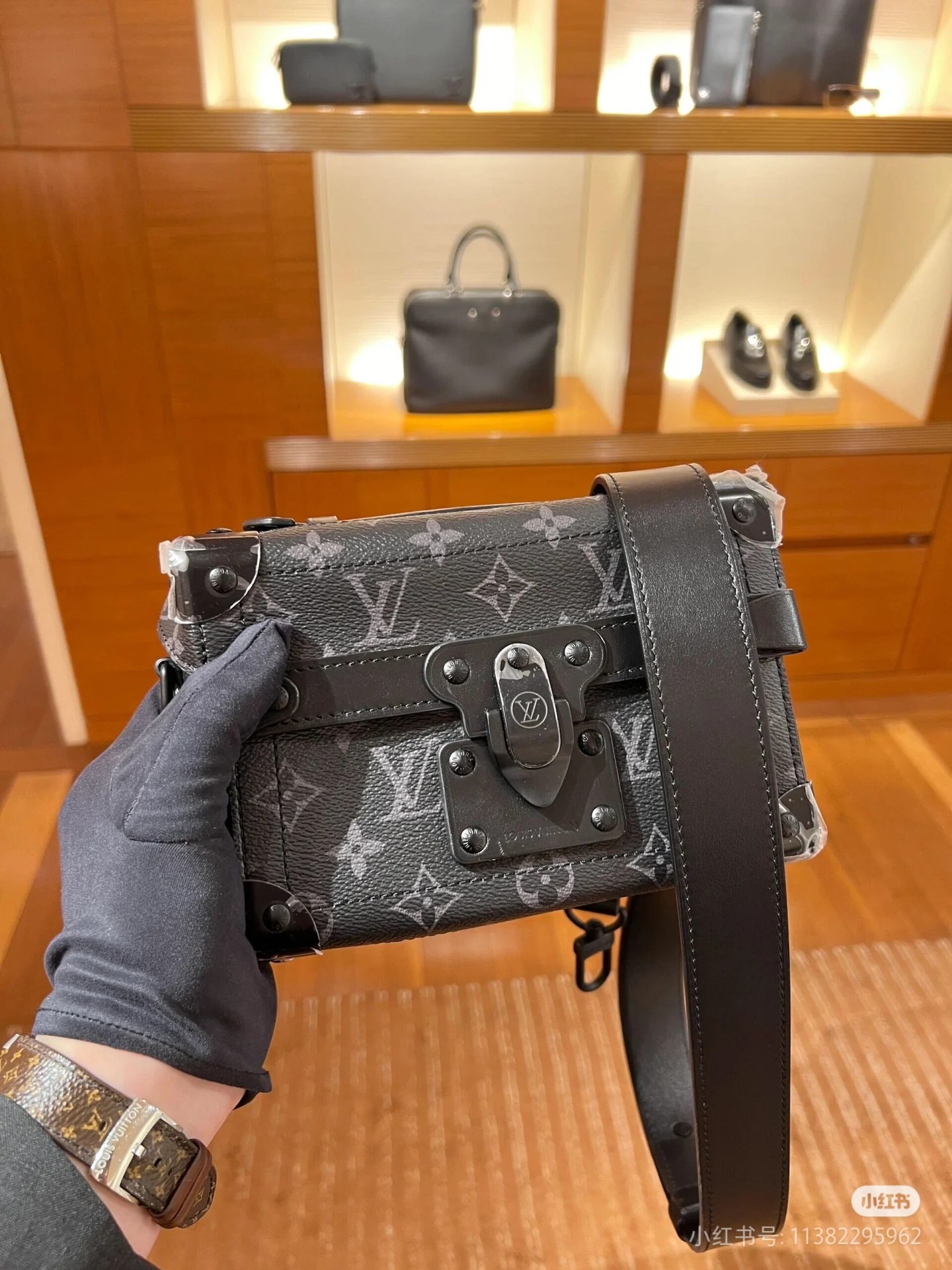 NO:202410,Top original single all-steel hardware variable chip model M11743 black flower Soul Trunk handbag material Monogram Eclipse canvas, which achieves comfortable crossbody with a soft and close-fitting compact configuration. Reinforce the corners of the bag, leather details and Tumbler locks indicate the identity of the series. 19 x 15 x 7 cm (length x height x width), LV [top original single], manolo blahnik, christian louboutin, louis vuitton19860909顶级原单全钢五金变码芯片型号M11743黑花本款 Soul Trunk 手袋取材 Monogram Eclipse 帆布,以柔软贴身的紧凑构型实现舒适斜挎.加固包角、皮革细节和 Tumbler 锁扣点明系列身份.19 x 15 x 7厘米(长度 x 高 x 宽),LV【顶级原单】,manolo blahnik,christian louboutin,louis vuitton,Bag