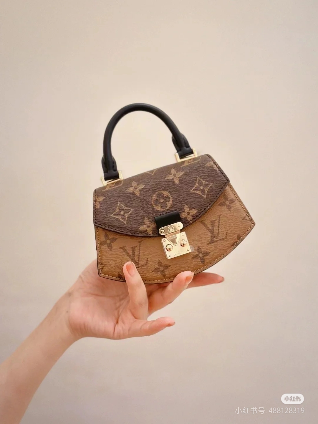 NO:200733,Top original single hardware model M83473 yellow mini scallop bag, Pico Tilsitt handbag concentrated Tilsitt handbag design, Monogram and Monogram Reverse canvas back to the unique curved configuration of the 1980s. S-lock locks fixing flap, leather top handle and removable and adjustable shoulder strap for multiple carrying experiences. 16 x 12 x 5 cm (length x height x width), LV [top original single], louis vuitton, versace19860909顶级原单原单五金型号M83473黄花mini扇贝包,Pico Tilsitt 手袋浓缩 Tilsitt 手袋设计,选用 Monogram 和 Monogram Reverse 帆布回溯 1980 年代的别致弧形构型.S-lock 锁扣固定翻盖,皮革顶部提手和可拆卸并调节的肩带实现多种背携体验.16 x 12 x 5厘米 (长度 x 高 x 宽),LV【顶级原单】,louis vuitton,versace,Bag