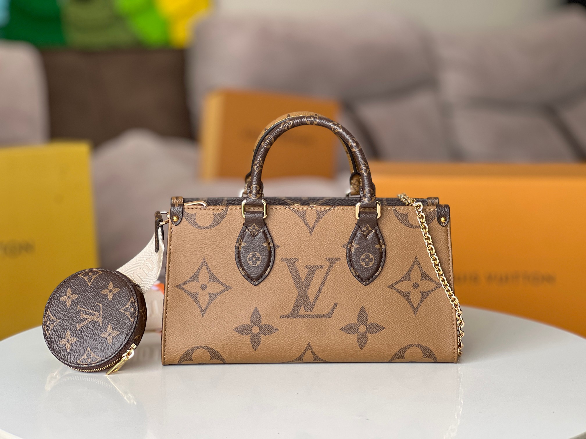 NO:201378,Original leather model 46653 Pretty style OnTheGo tote bag combines Giant Monogram and Monogram Reverse canvas, revives the abundant configuration of East West. The detachable round coin bag has rich details, the Toron top handle and removable wide shoulder strap enable multiple carrying methods. 25 x 13 x 10 cm (length x height x width), LV [top original list], louis vuitton, versace, totes19860909原厂皮型号46653老花本款 OnTheGo 托特包融合 Giant Monogram 和 Monogram Reverse 帆布,焕新演绎 East West 的充裕构型.可拆卸圆形零钱袋丰富细节,Toron 顶部手柄和可拆卸宽幅肩带实现多种背携方式. 25 x 13 x 10厘米 (长度 x 高 x 宽),LV【顶级原单】,louis vuitton,versace,totes,Bag